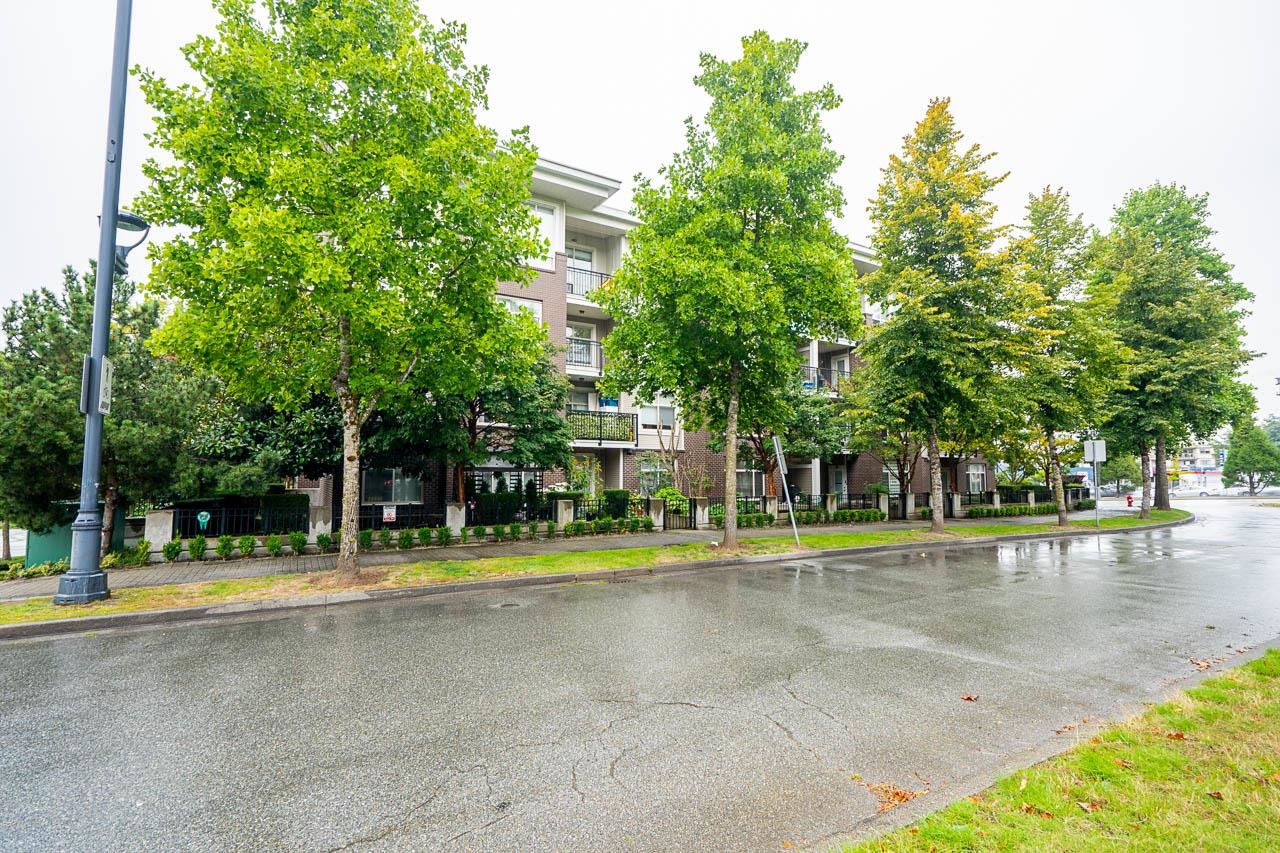 207 13555 Gateway Drive, Surrey, Whalley, V3T 0B5 1