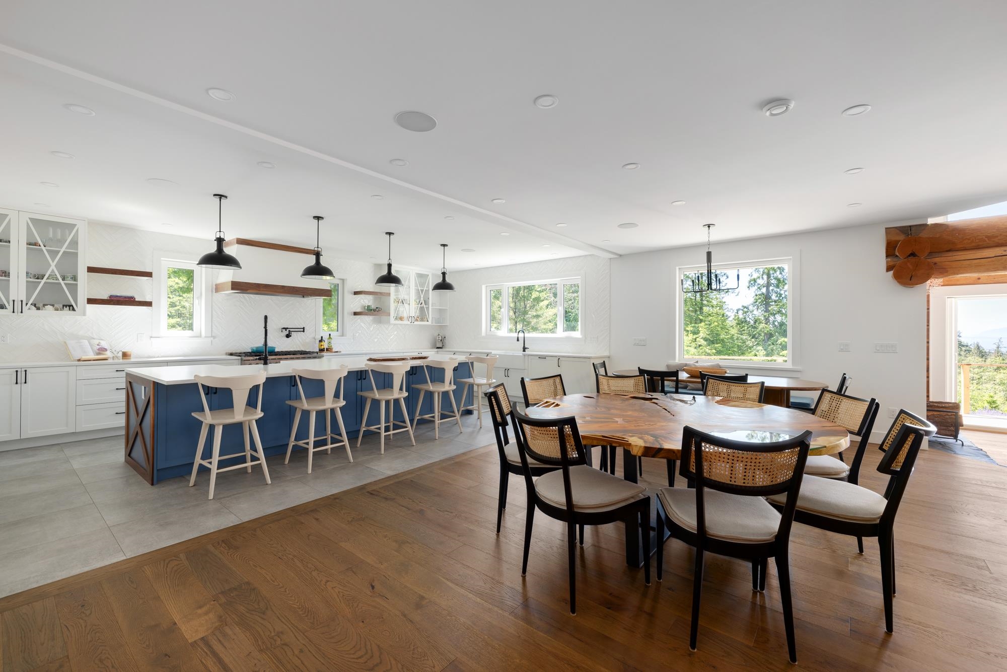 Listing image of 650 LAURA ROAD