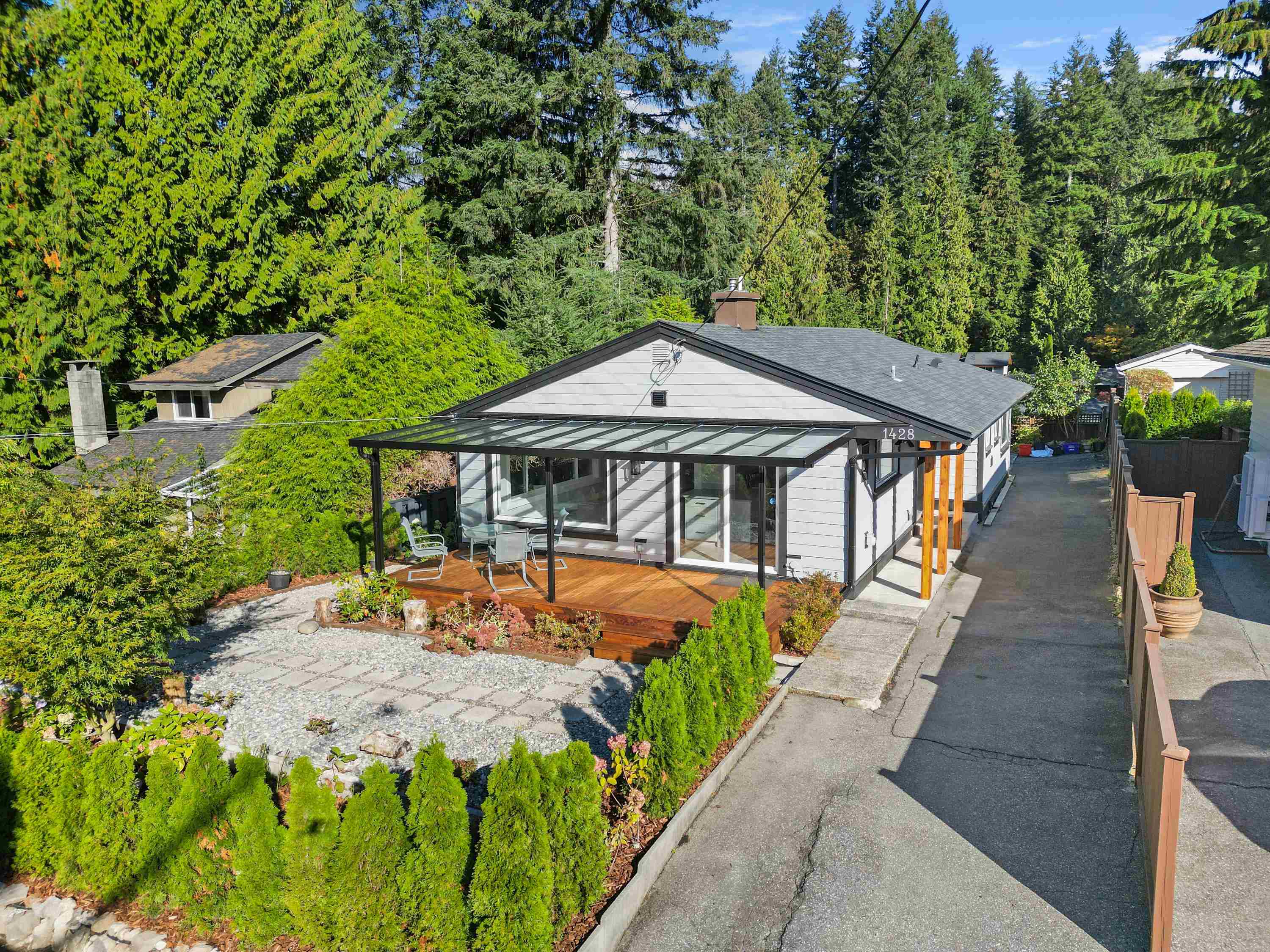 1428 Paisley Road, North Vancouver, Capilano NV, V7R 1C3 38