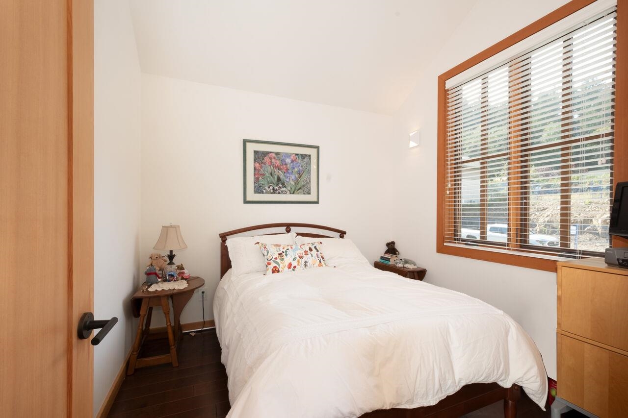 Listing image of 1092 FOXGLOVE LANE