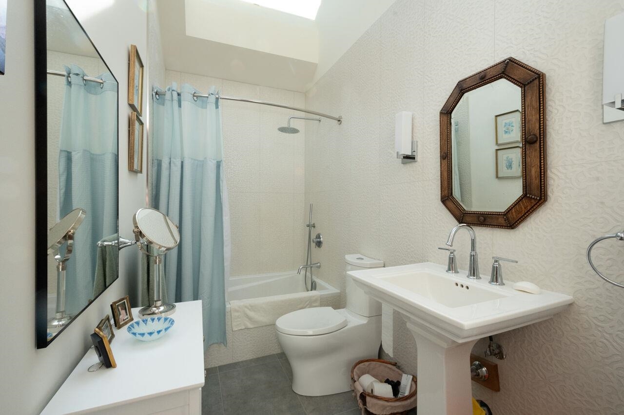 Listing image of 1092 FOXGLOVE LANE