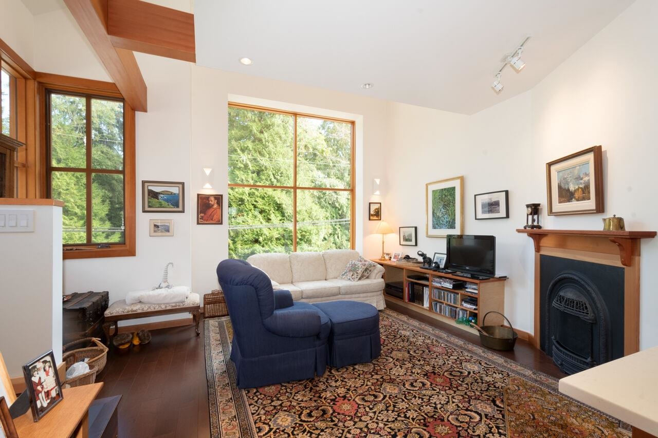 Listing image of 1092 FOXGLOVE LANE