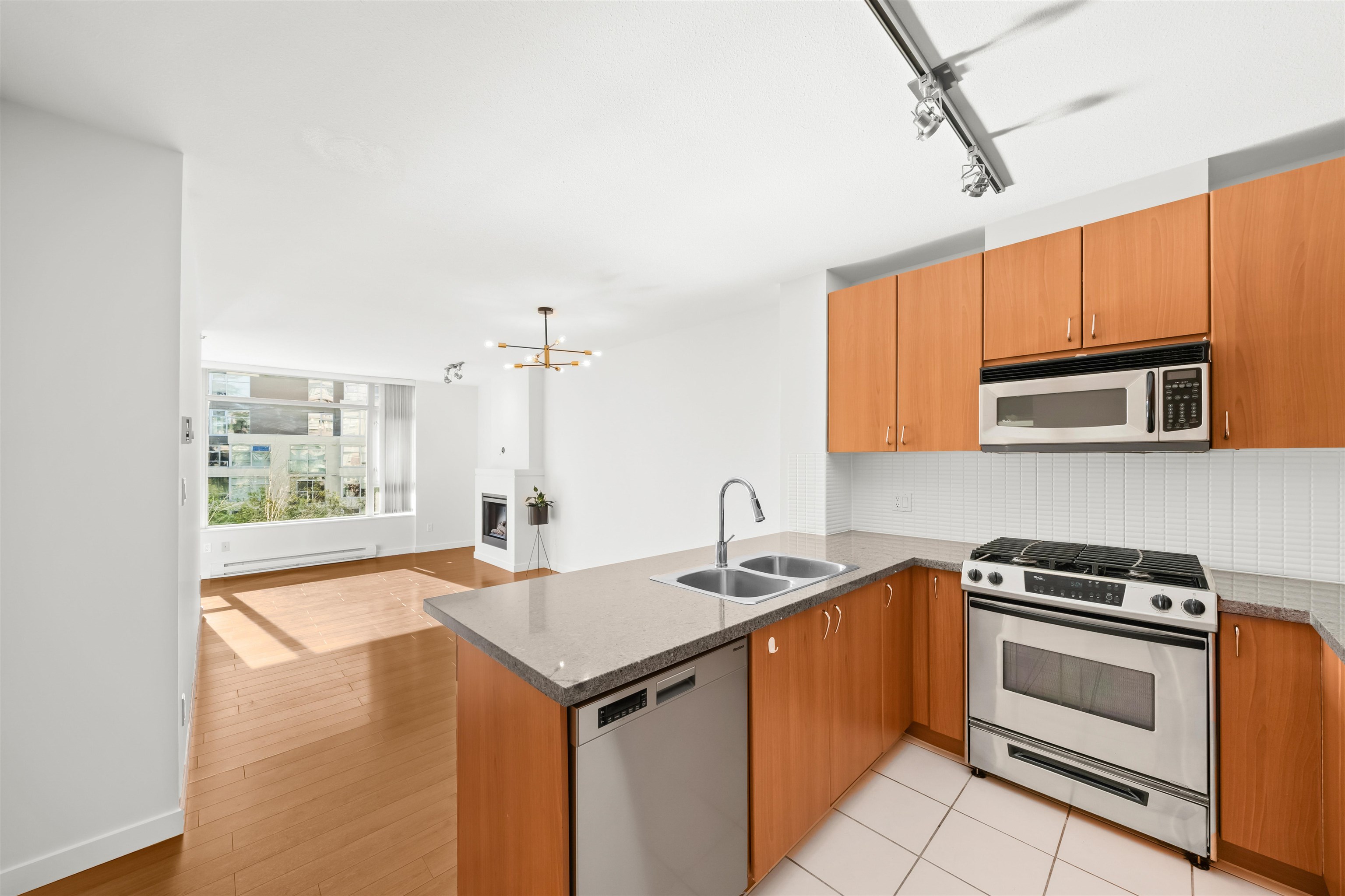 612 9266 University Crescent, Burnaby, Simon Fraser Univer., V5A 4Z1 5