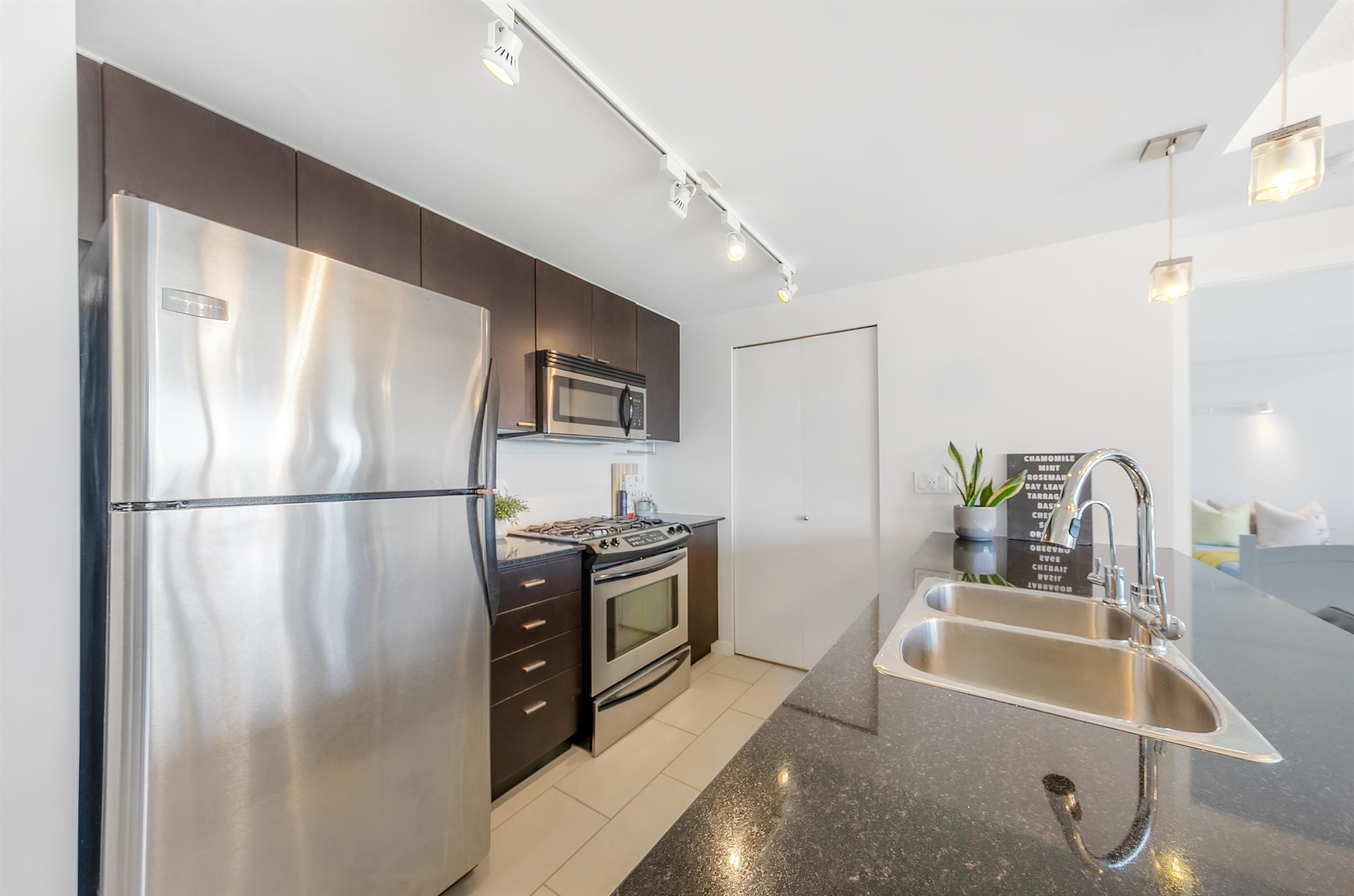 1804 39 Sixth Street, New Westminster, Downtown NW, V3L 0B3 3