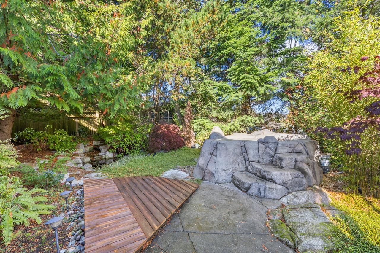 5401 W Vista Court, West Vancouver, Upper Caulfeild, V7W 3G8 35