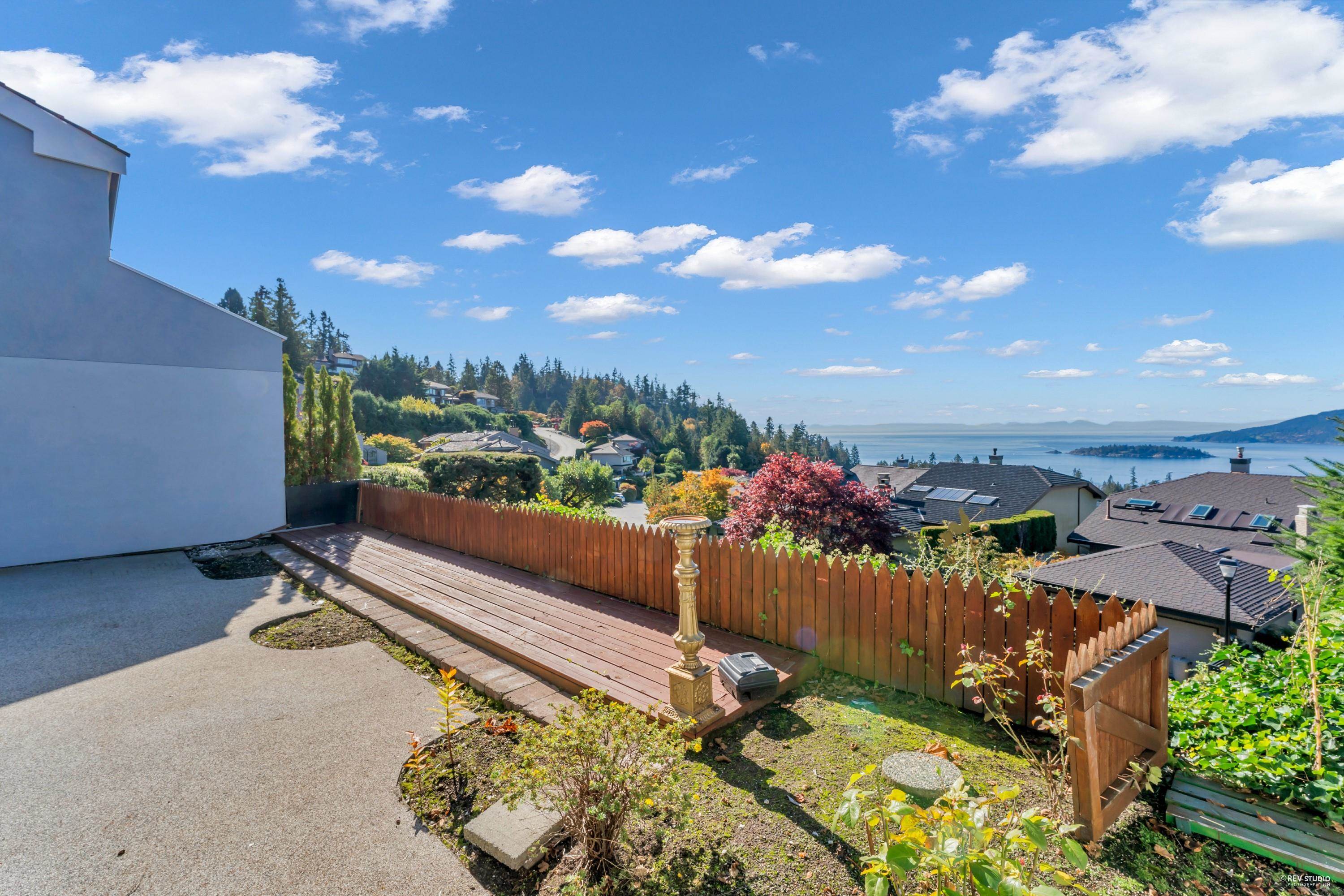 5446 Meadfeild Lane, West Vancouver, Upper Caulfeild, V7W 3G3 11