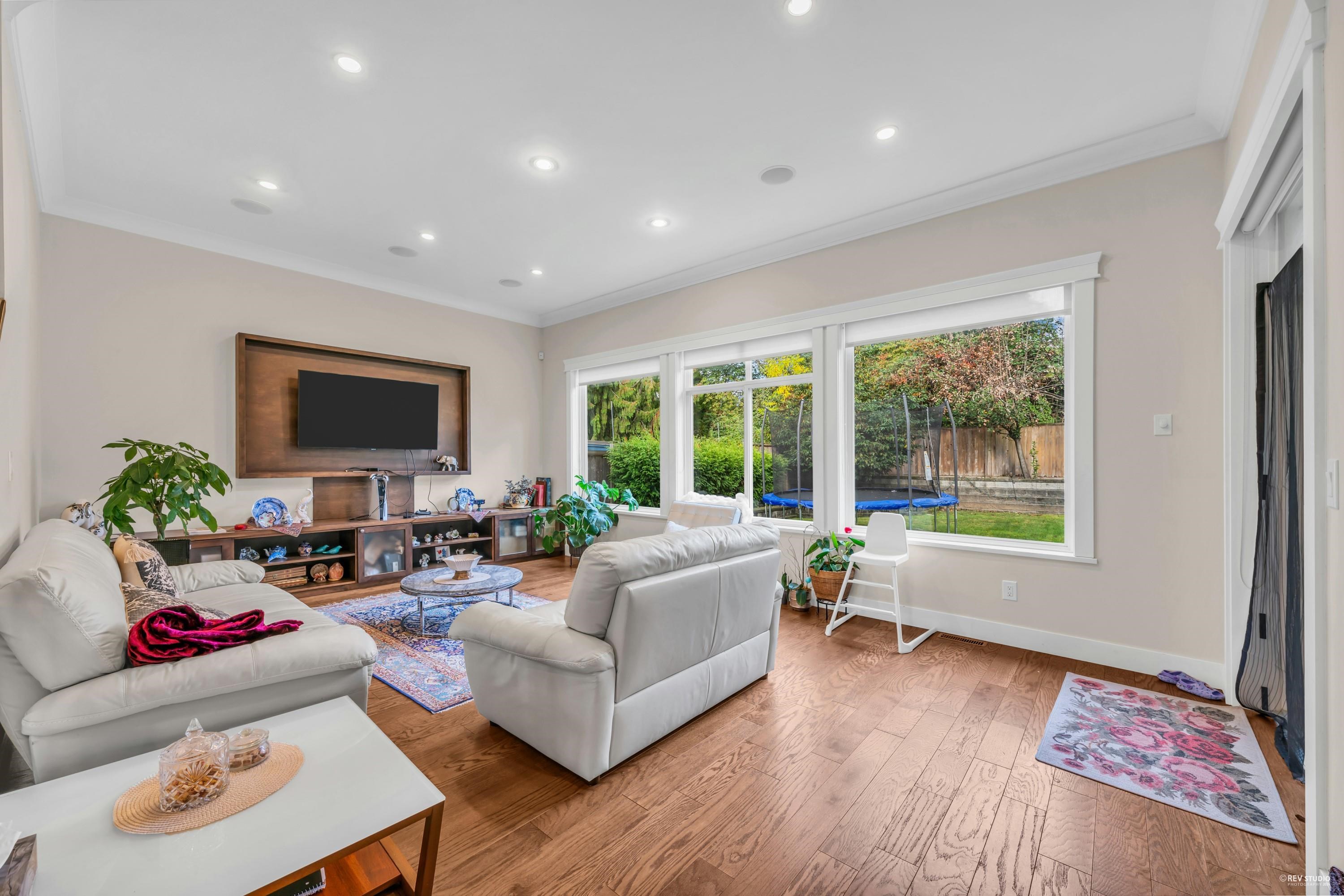 Listing image of 484 W QUEENS ROAD