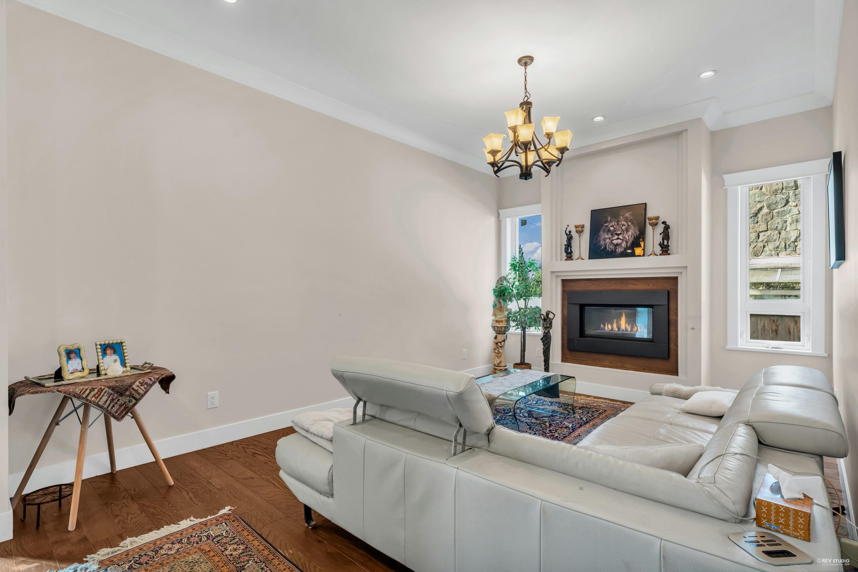 Listing image of 484 W QUEENS ROAD
