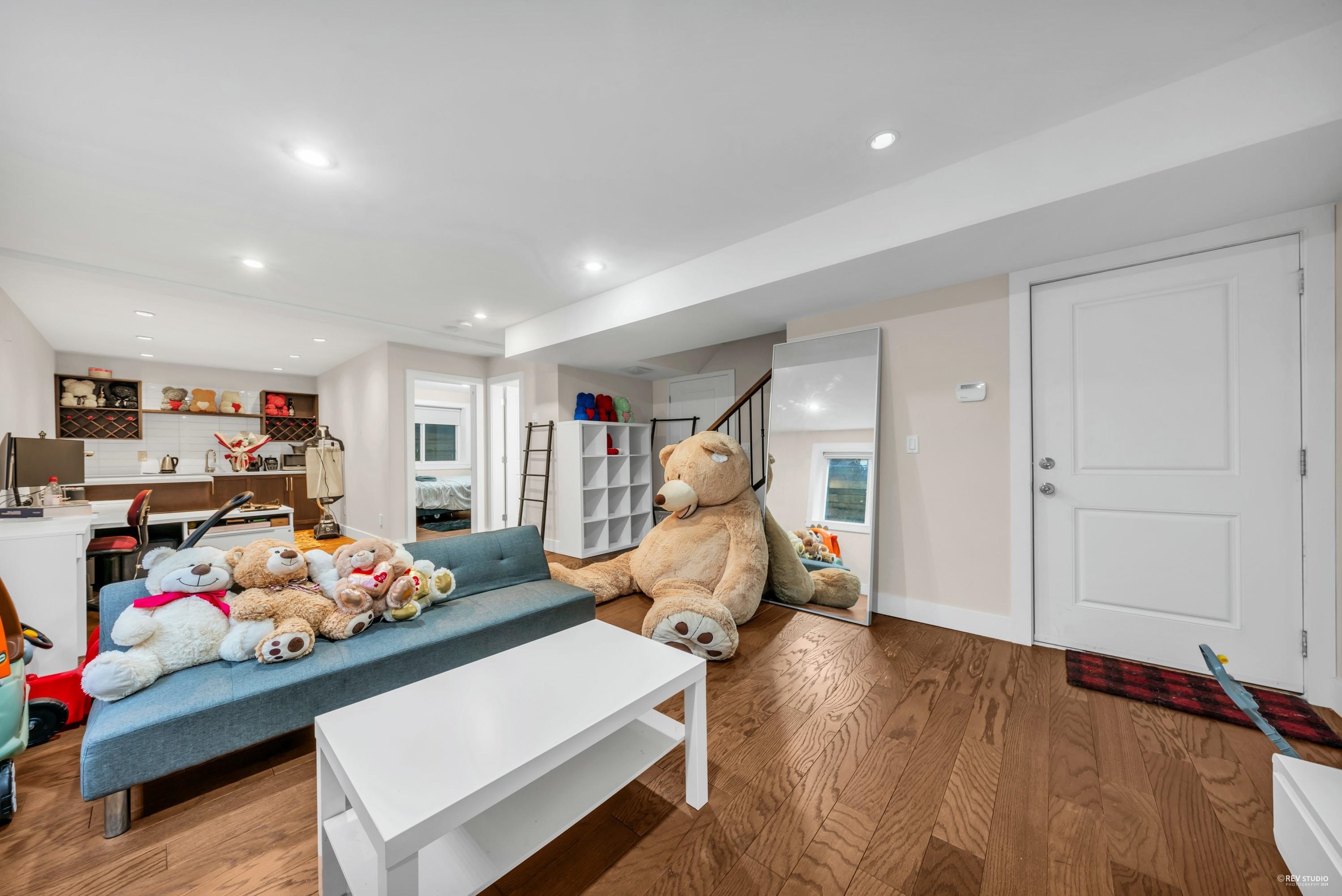Listing image of 484 W QUEENS ROAD