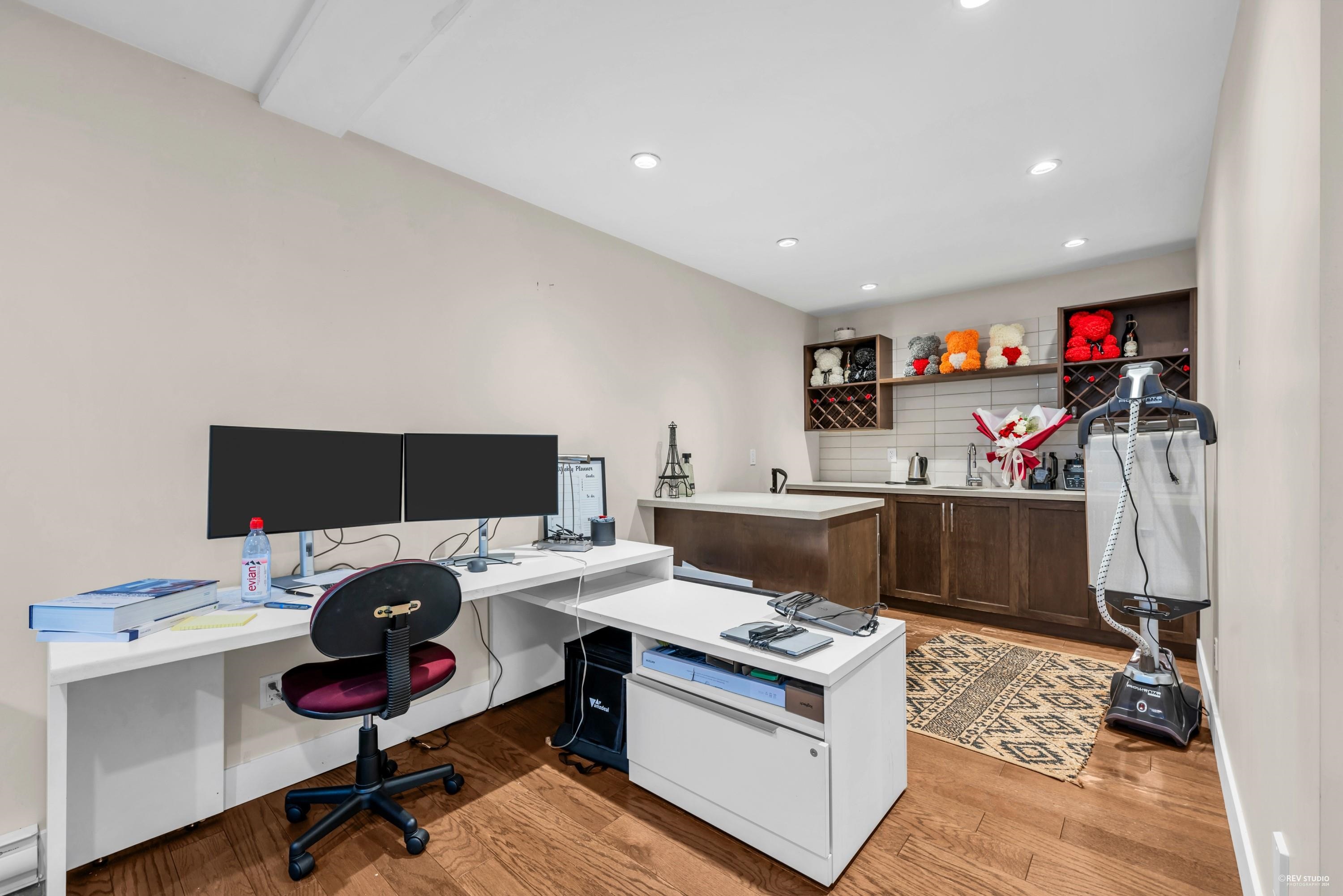 Listing image of 484 W QUEENS ROAD