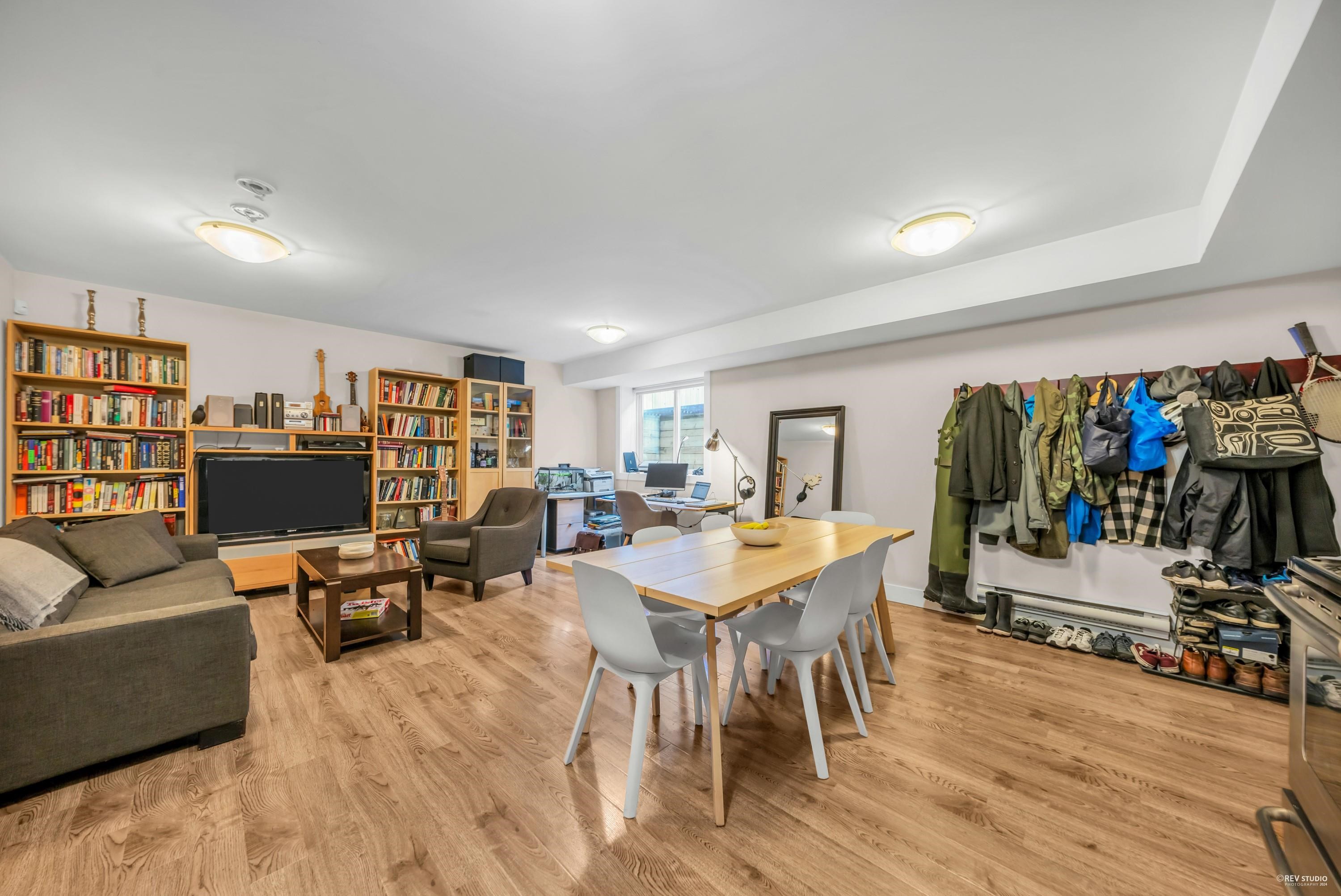 Listing image of 484 W QUEENS ROAD