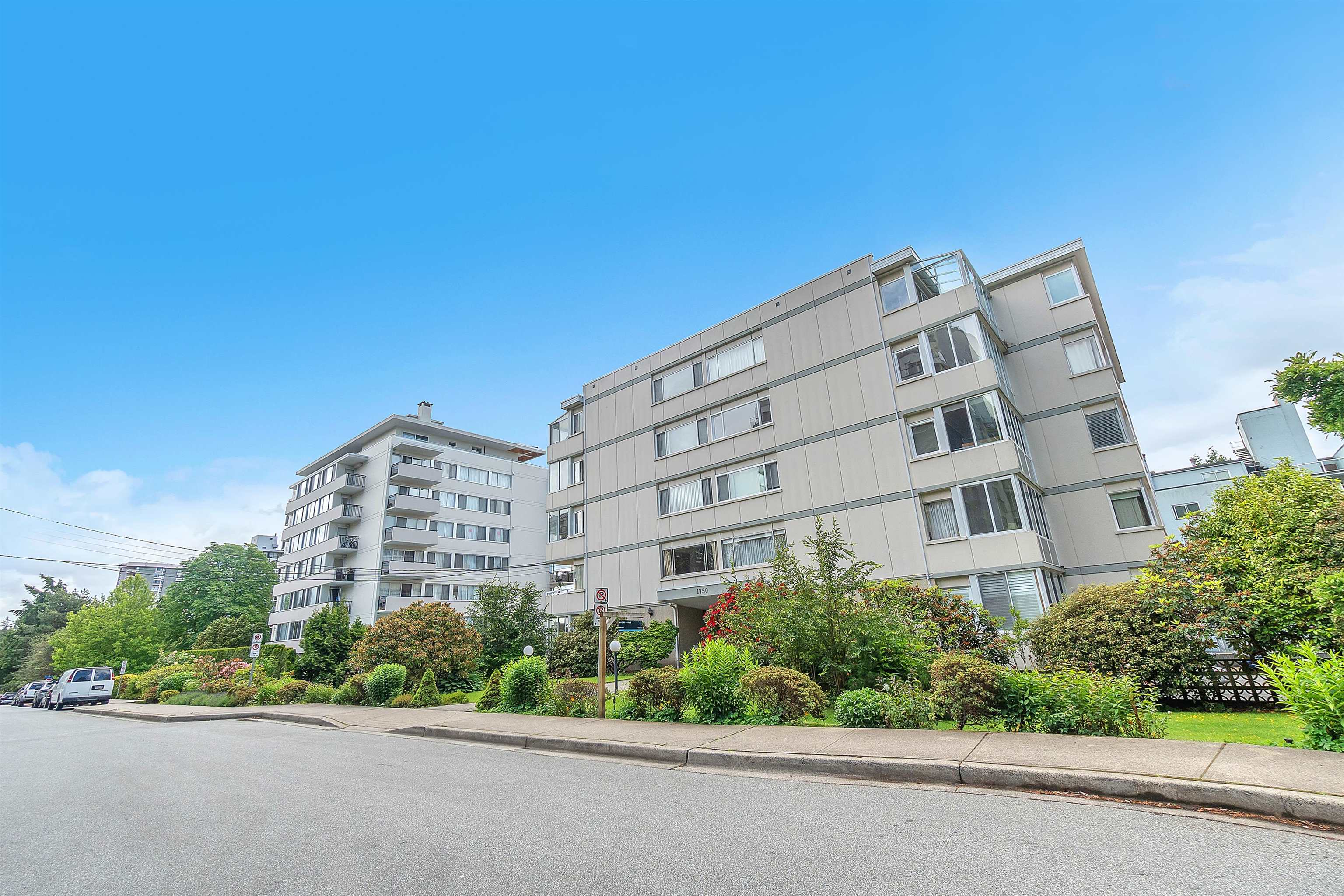 Listing image of 306 1750 ESQUIMALT AVENUE