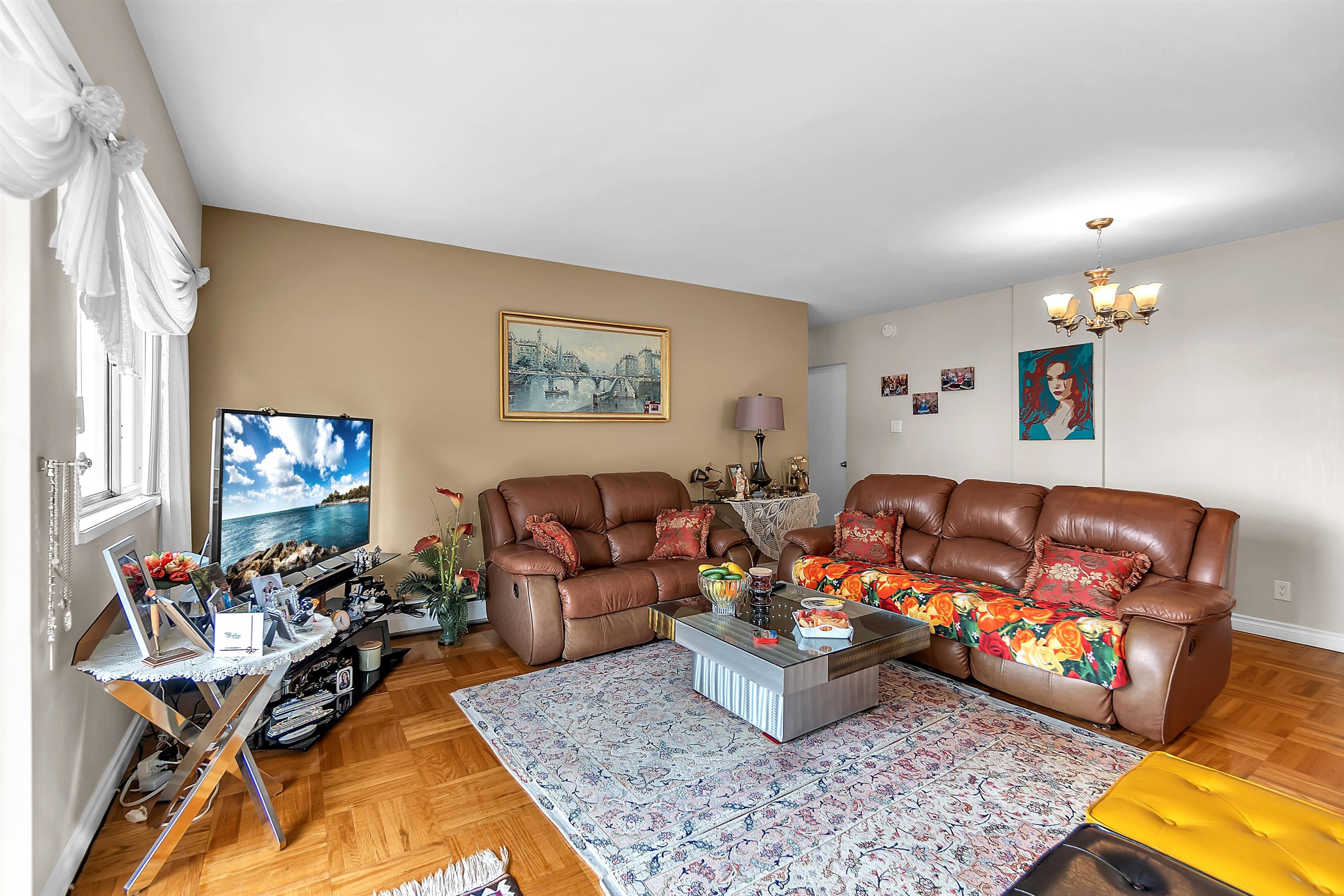Listing image of 306 1750 ESQUIMALT AVENUE