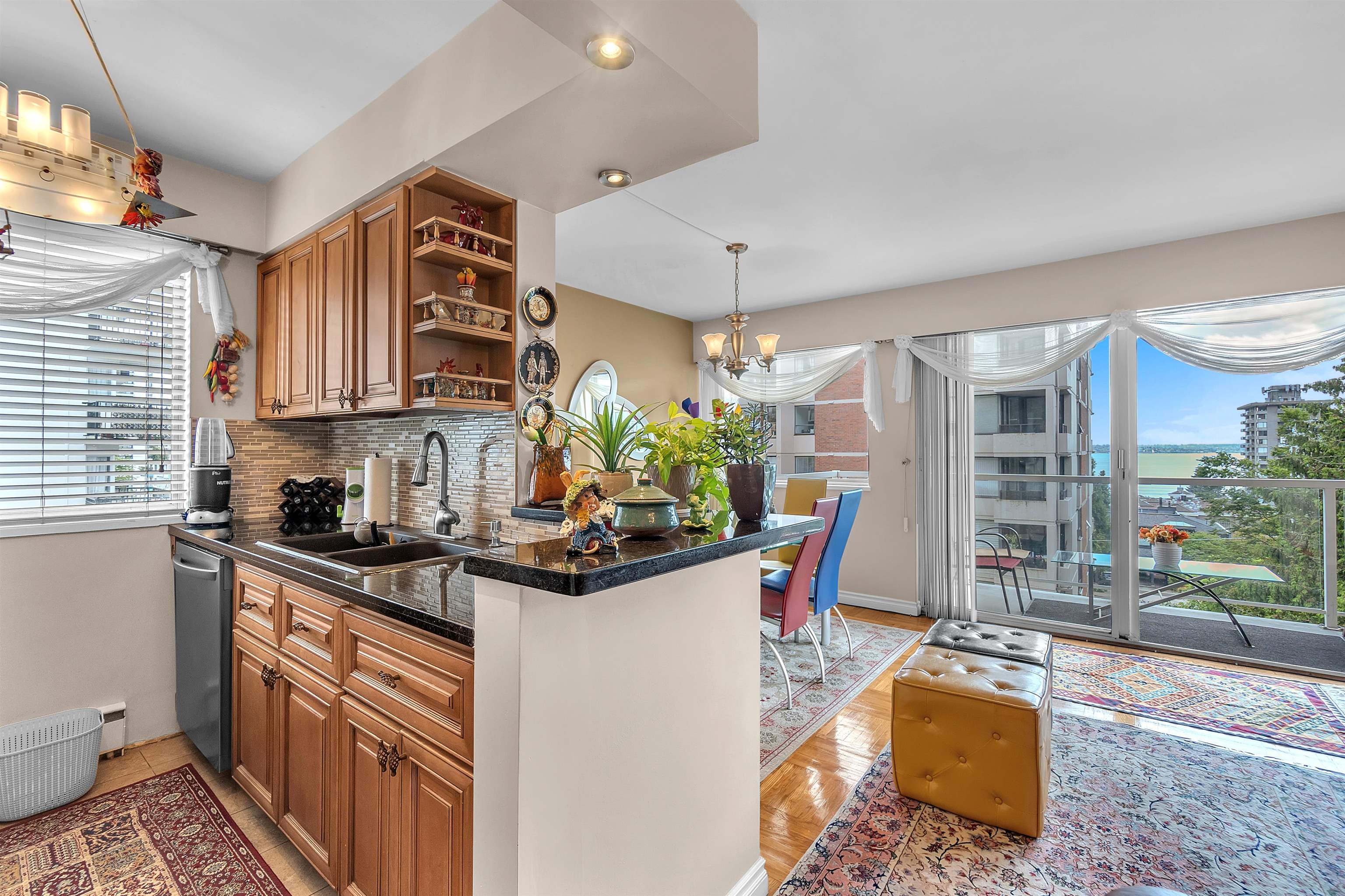 Listing image of 306 1750 ESQUIMALT AVENUE