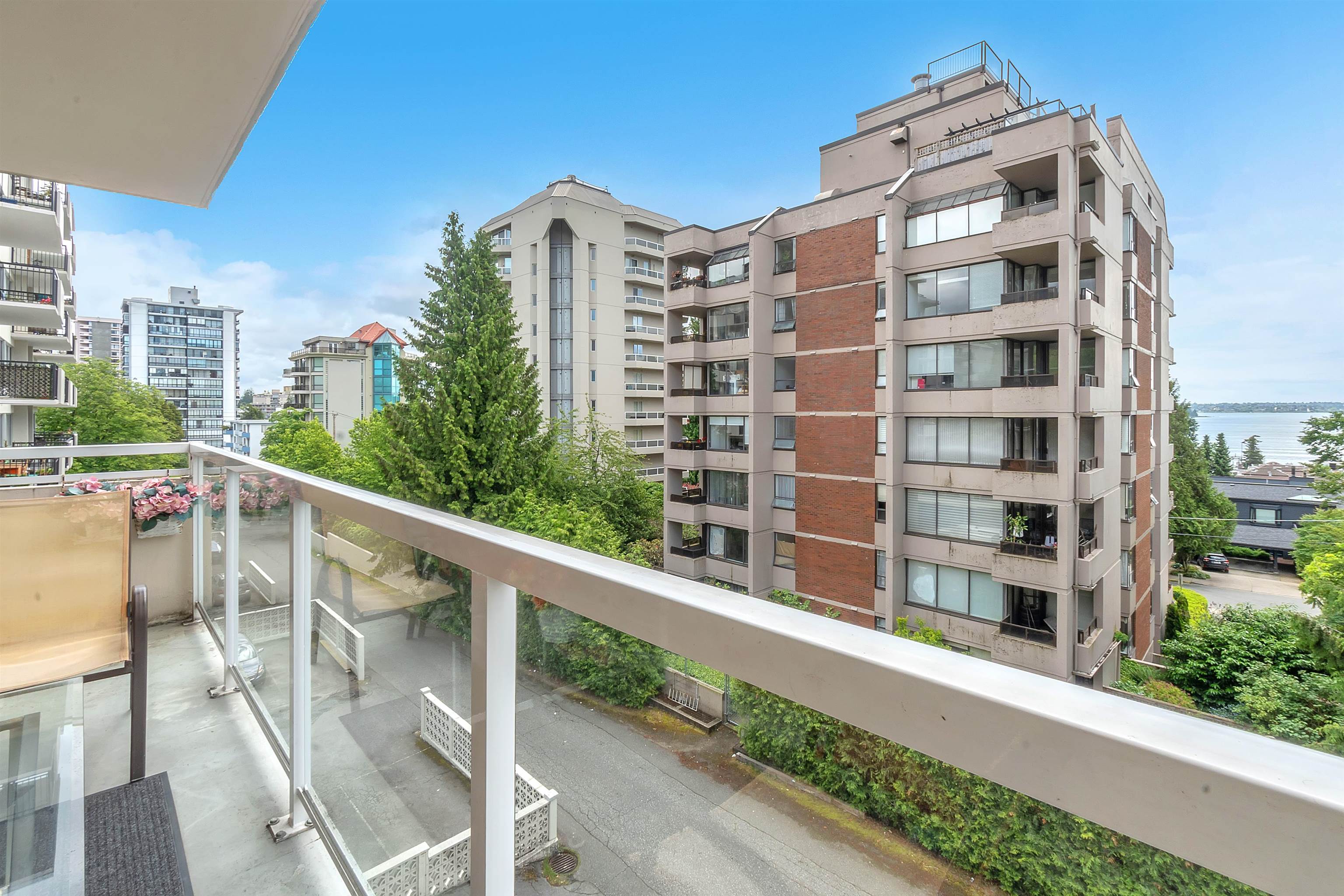 Listing image of 306 1750 ESQUIMALT AVENUE