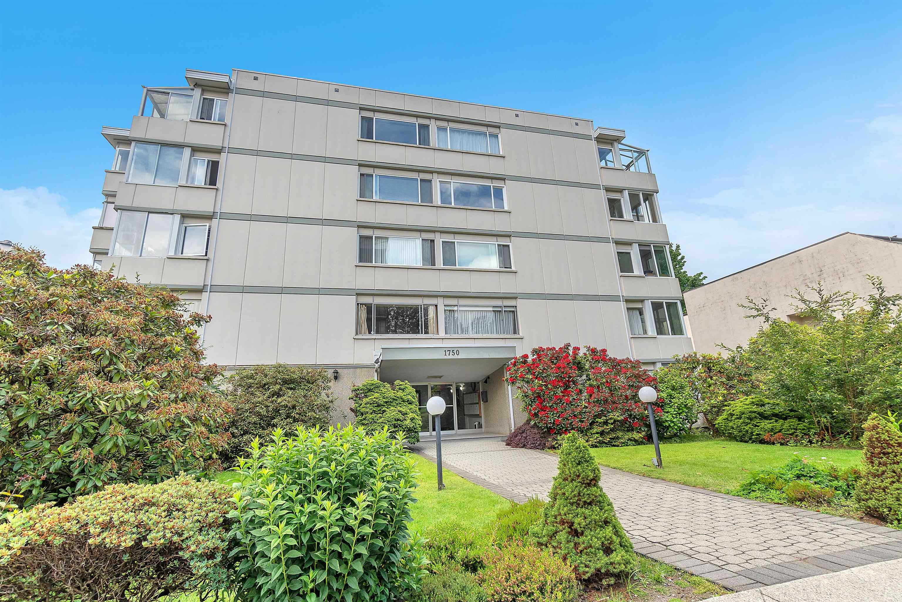 Listing image of 306 1750 ESQUIMALT AVENUE