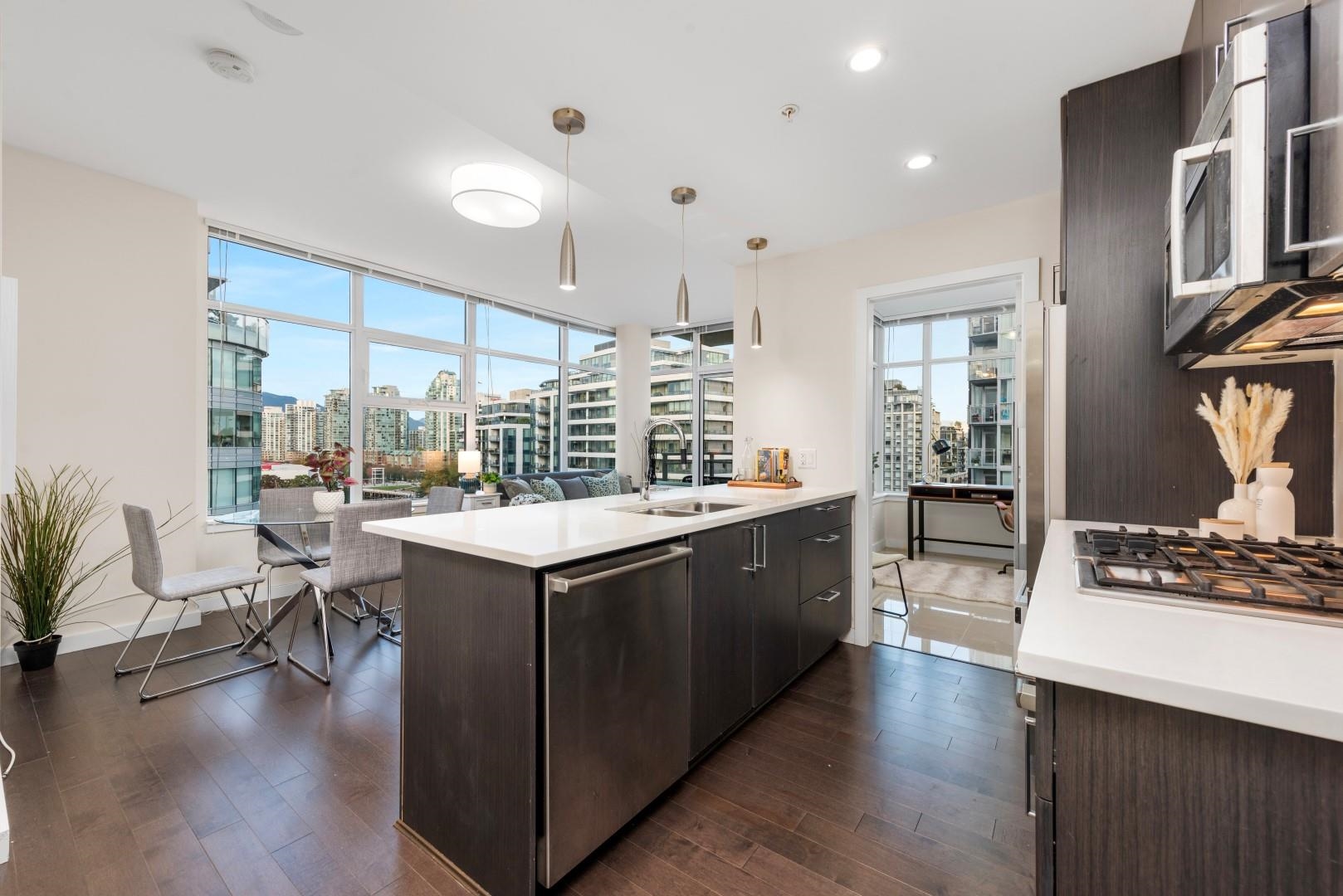 1010 38 W 1st Avenue, Vancouver, False Creek, V5Y 0K3 1