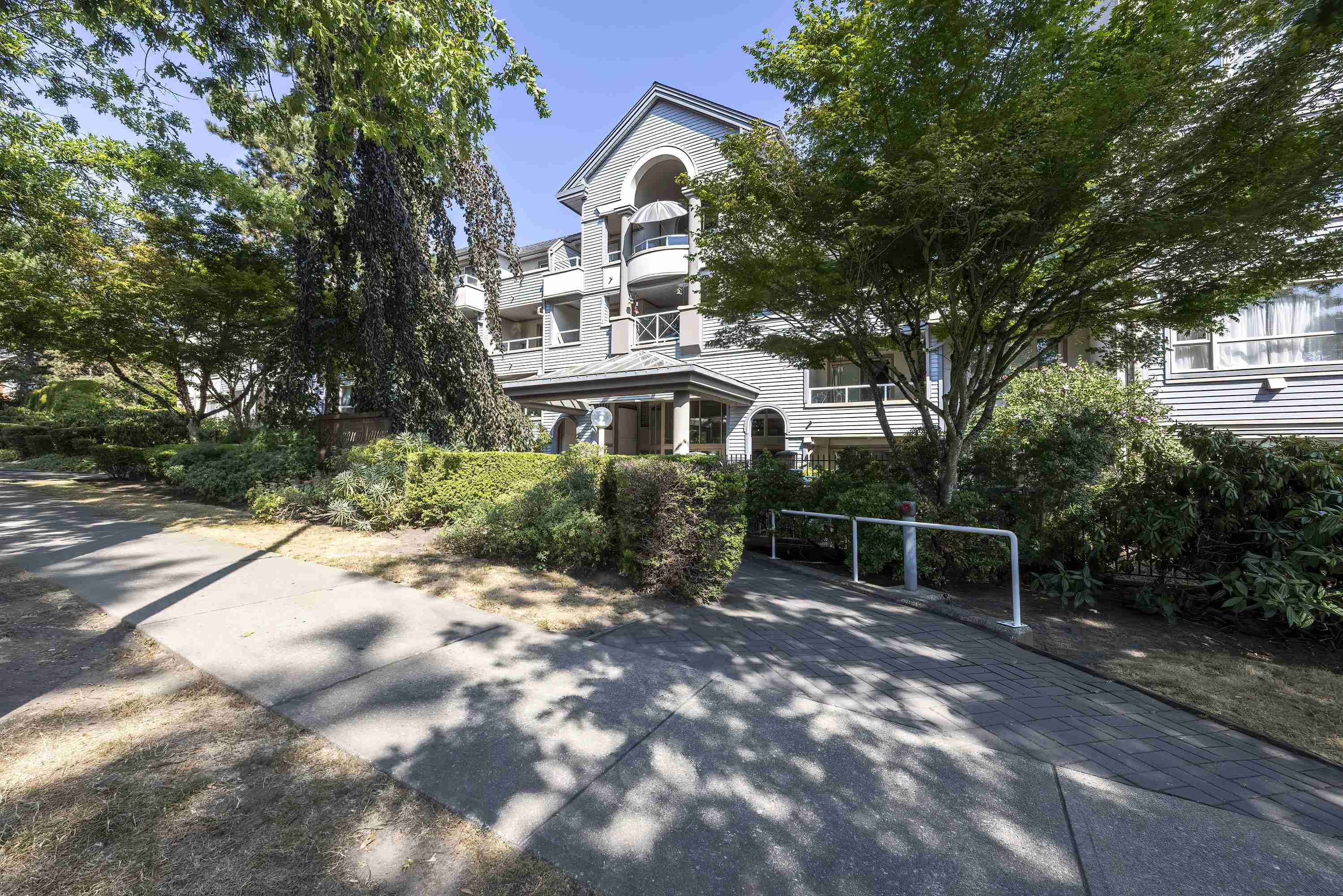 302 7326 Antrim Avenue, Burnaby, Metrotown, V5J 4M8 1