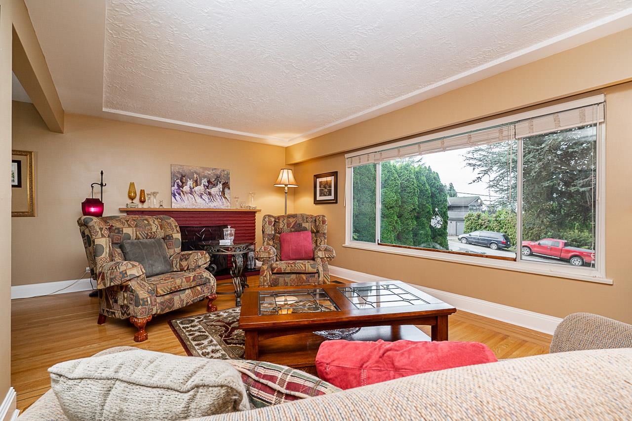 10326 124a Street, Surrey, Cedar Hills, V3V 4W9 1