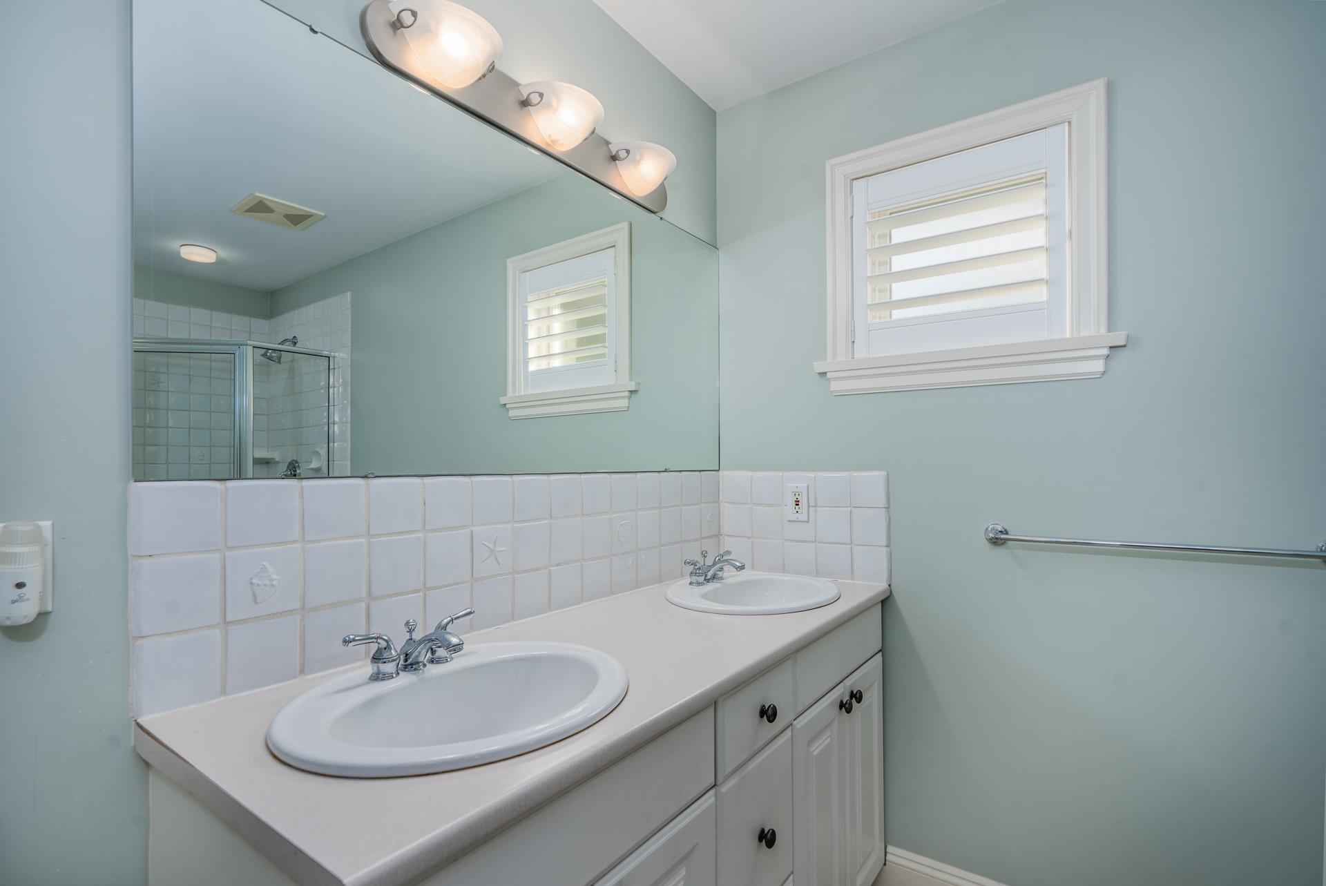 Listing image of 1460 NELSON AVENUE