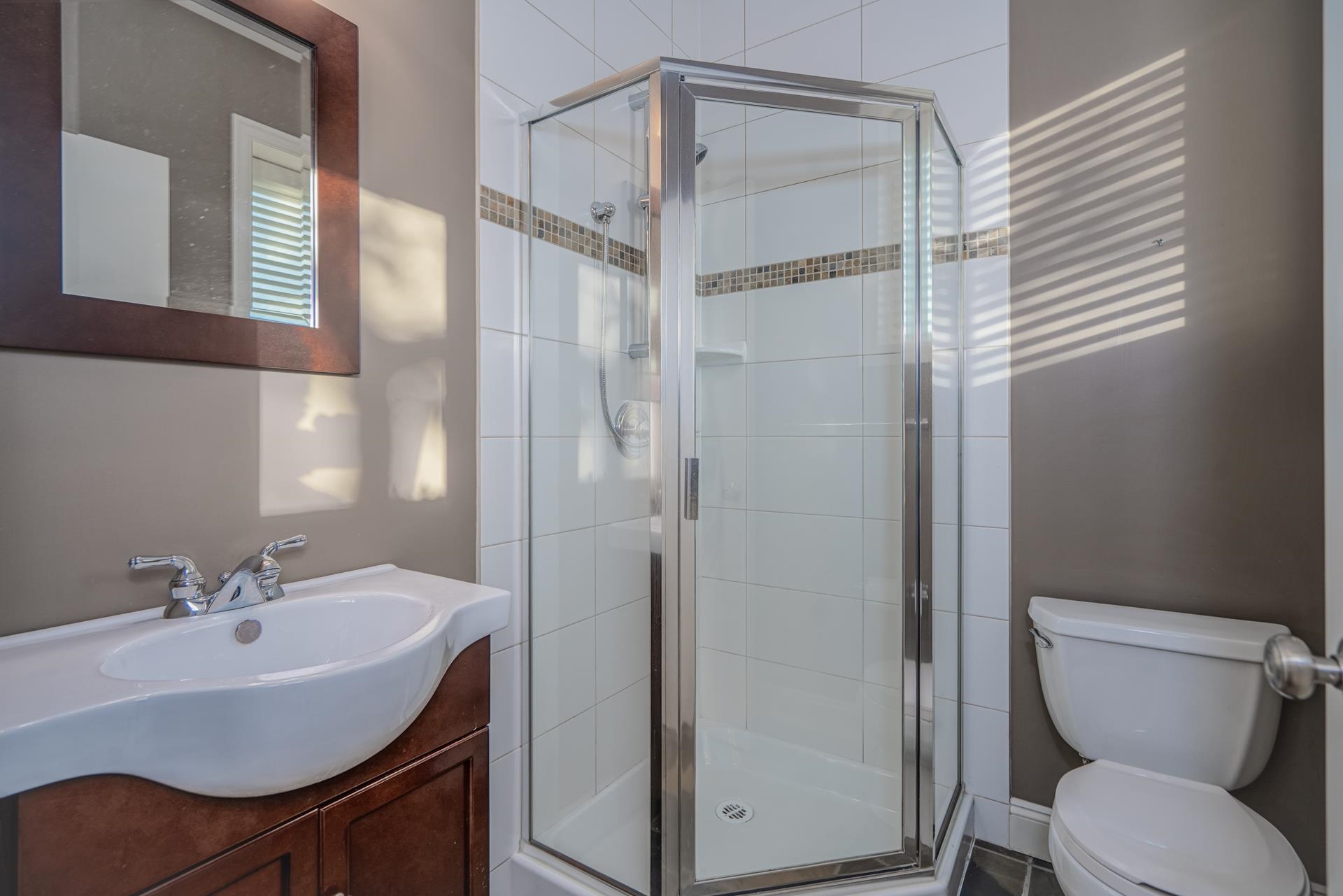 Listing image of 1460 NELSON AVENUE