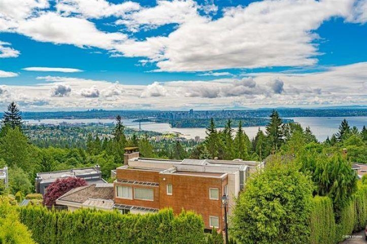 Listing image of 2585 WESTHILL WAY