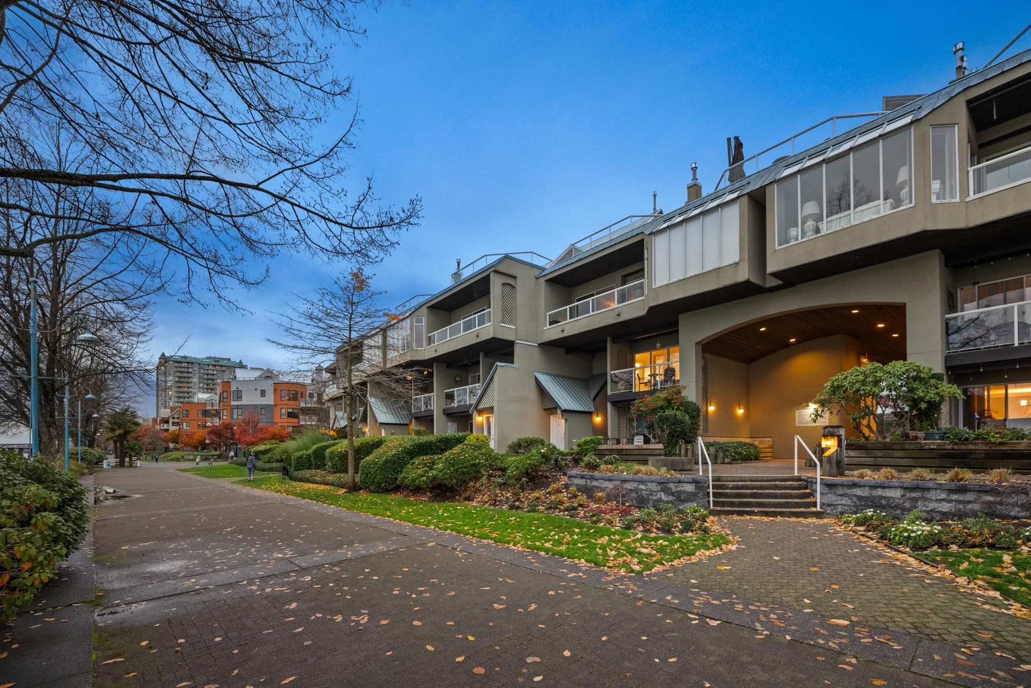 207 31 Reliance Court, New Westminster, Quay, V3M 6C6 1