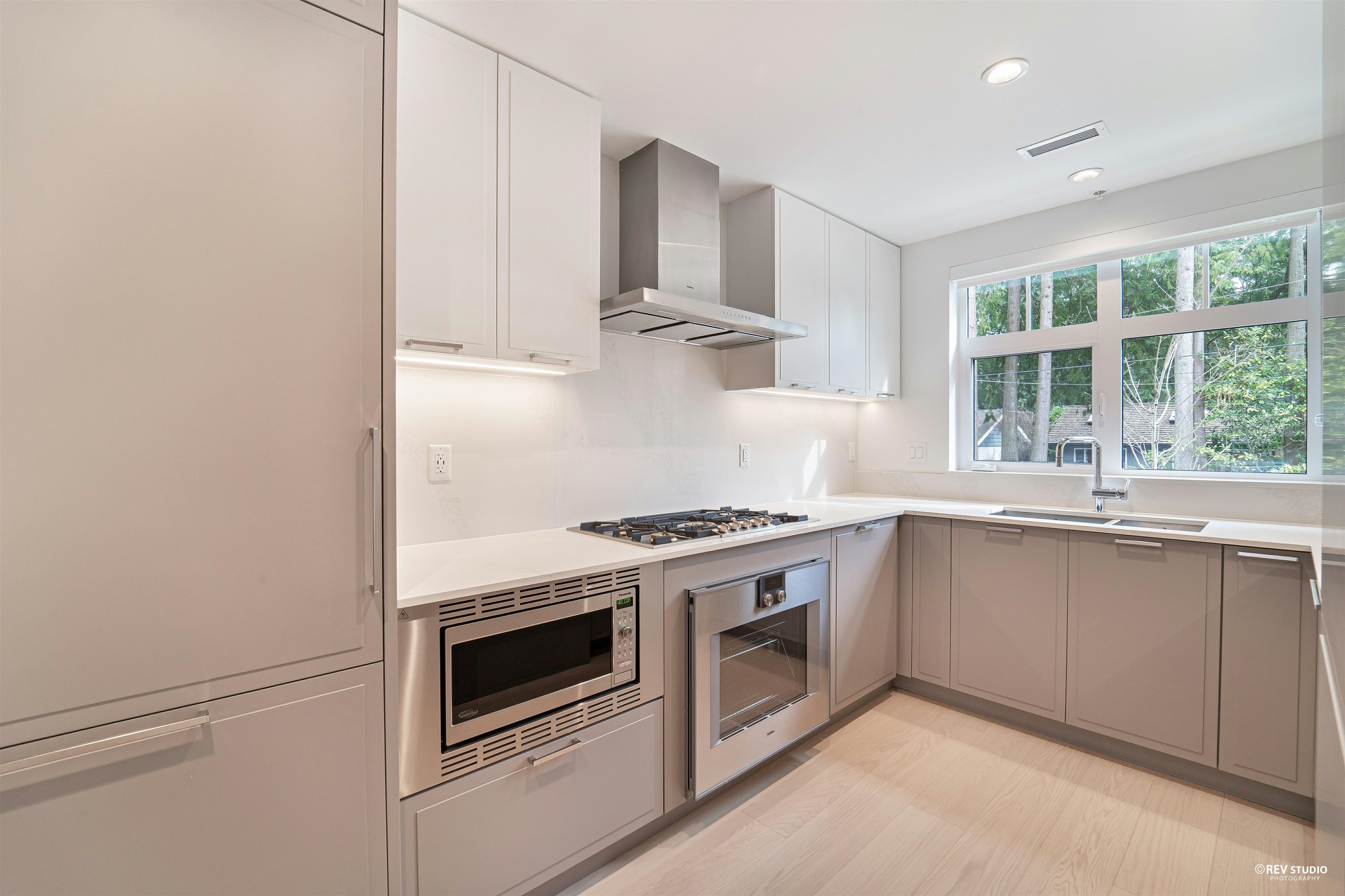 Listing image of 7 1960 GLENAIRE DRIVE