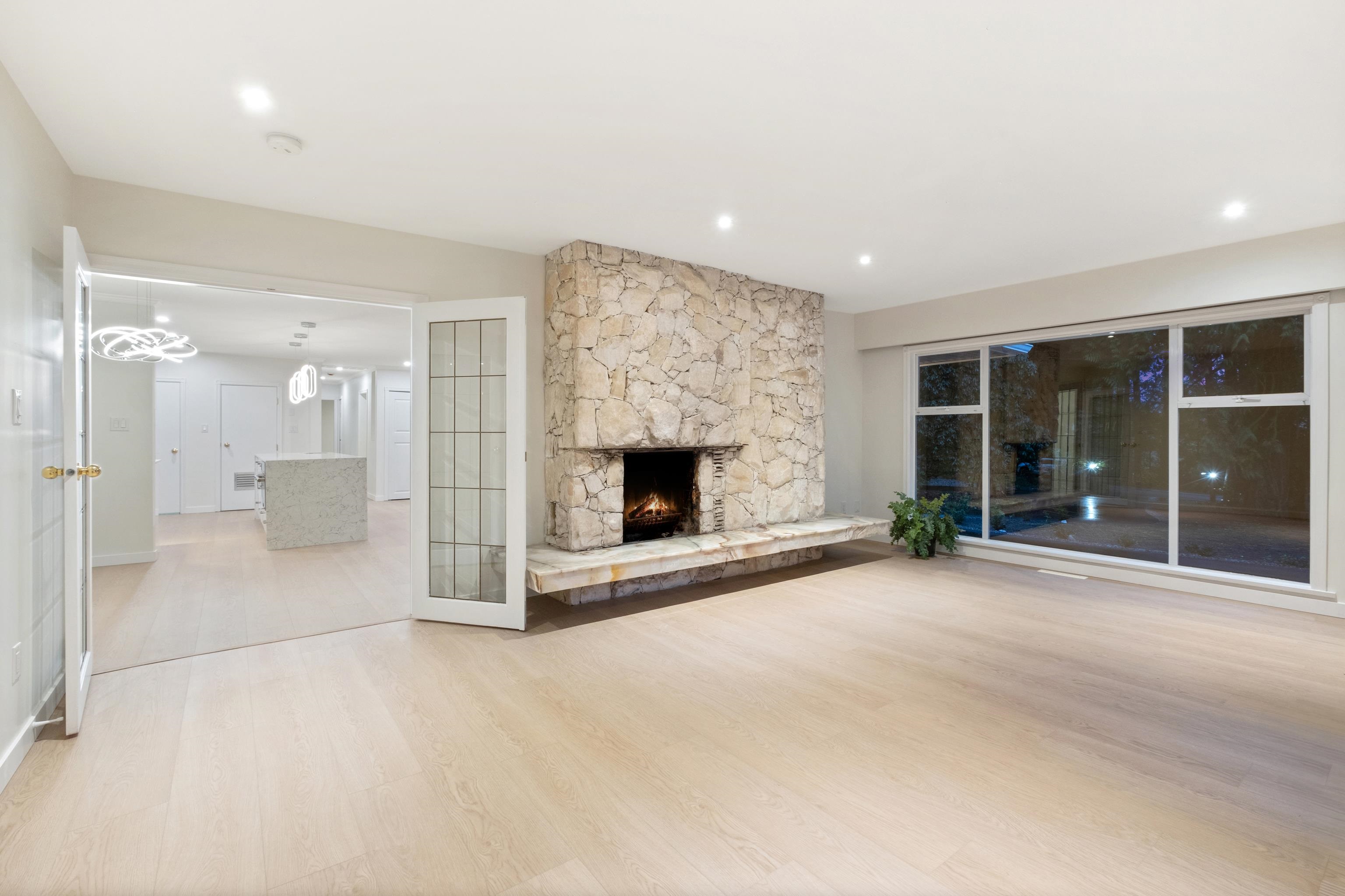 Listing image of 441 SOUTHBOROUGH DRIVE