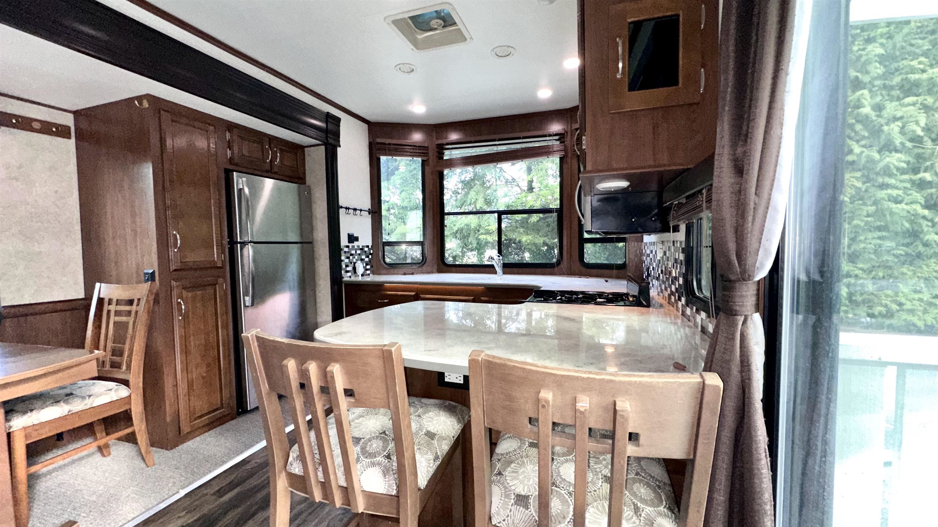 Listing image of 247 TOMAHAWK AVENUE