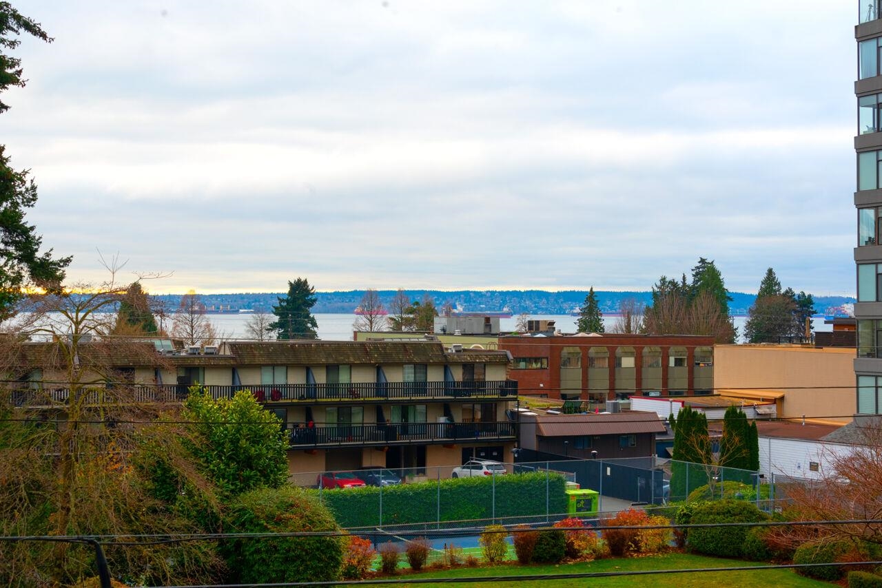 Listing image of 301 1455 DUCHESS AVENUE