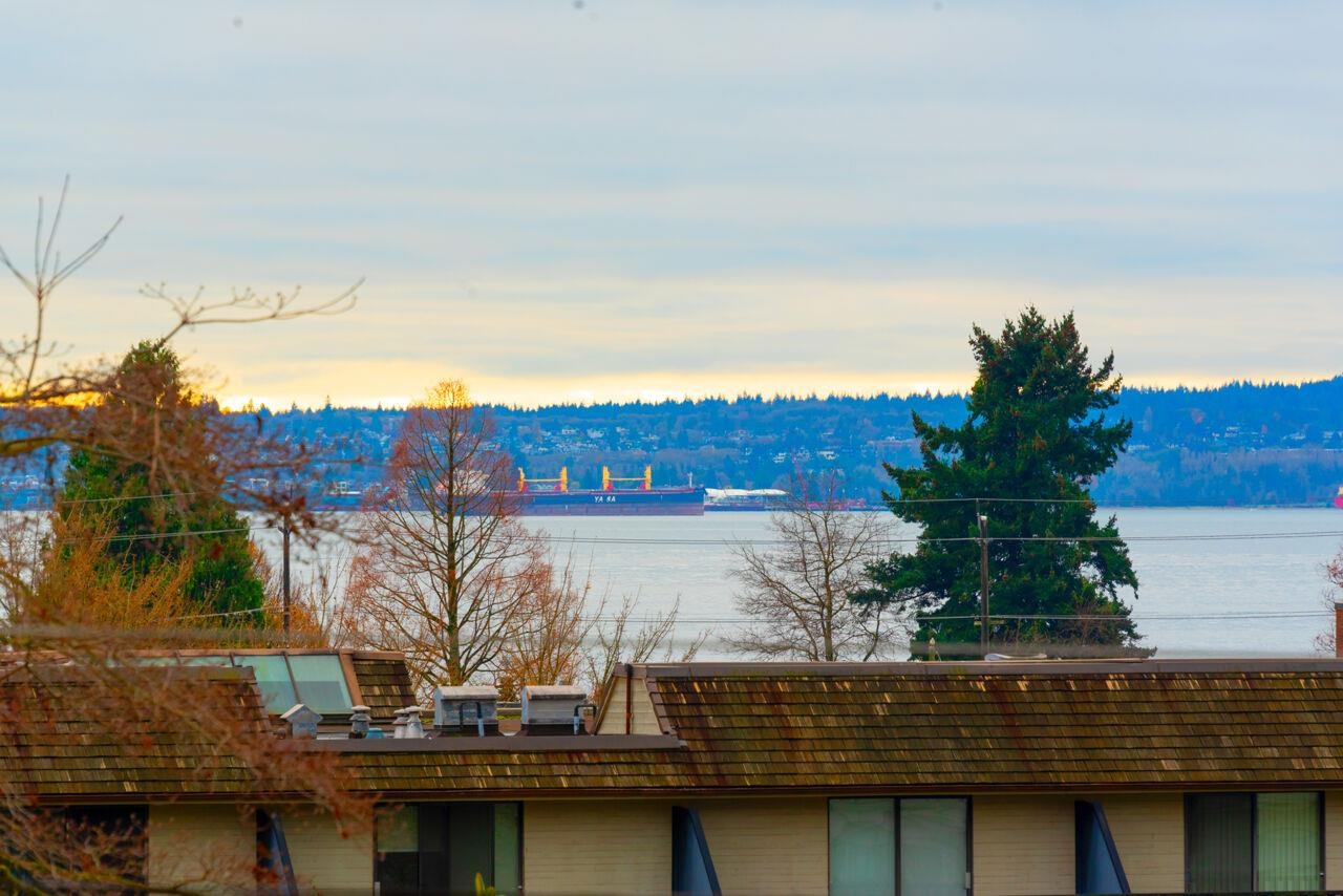 Listing image of 301 1455 DUCHESS AVENUE