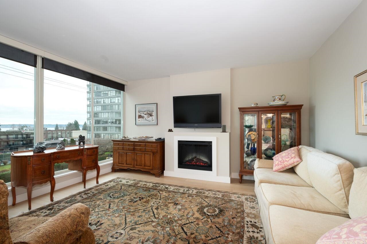 Listing image of 301 1455 DUCHESS AVENUE