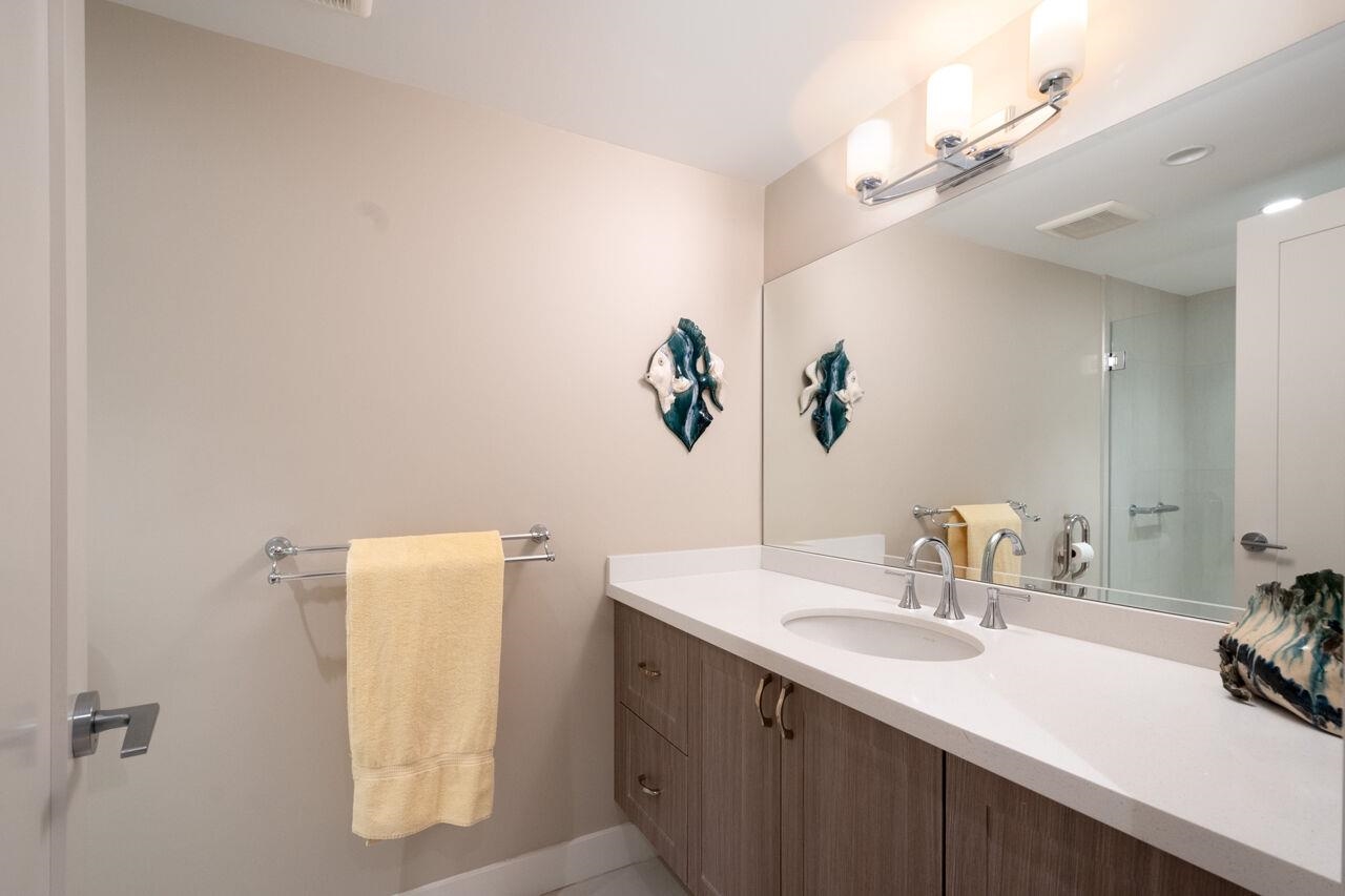 Listing image of 301 1455 DUCHESS AVENUE