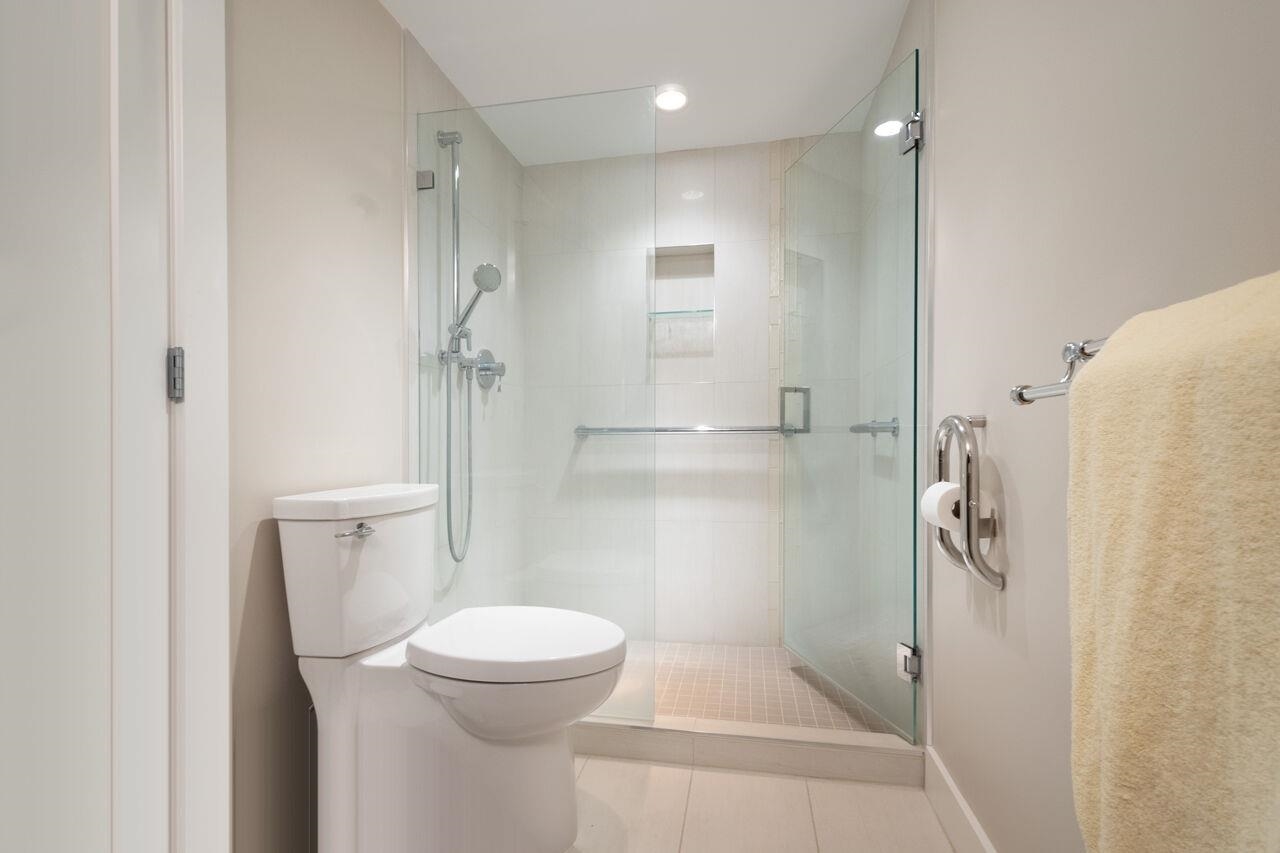 Listing image of 301 1455 DUCHESS AVENUE