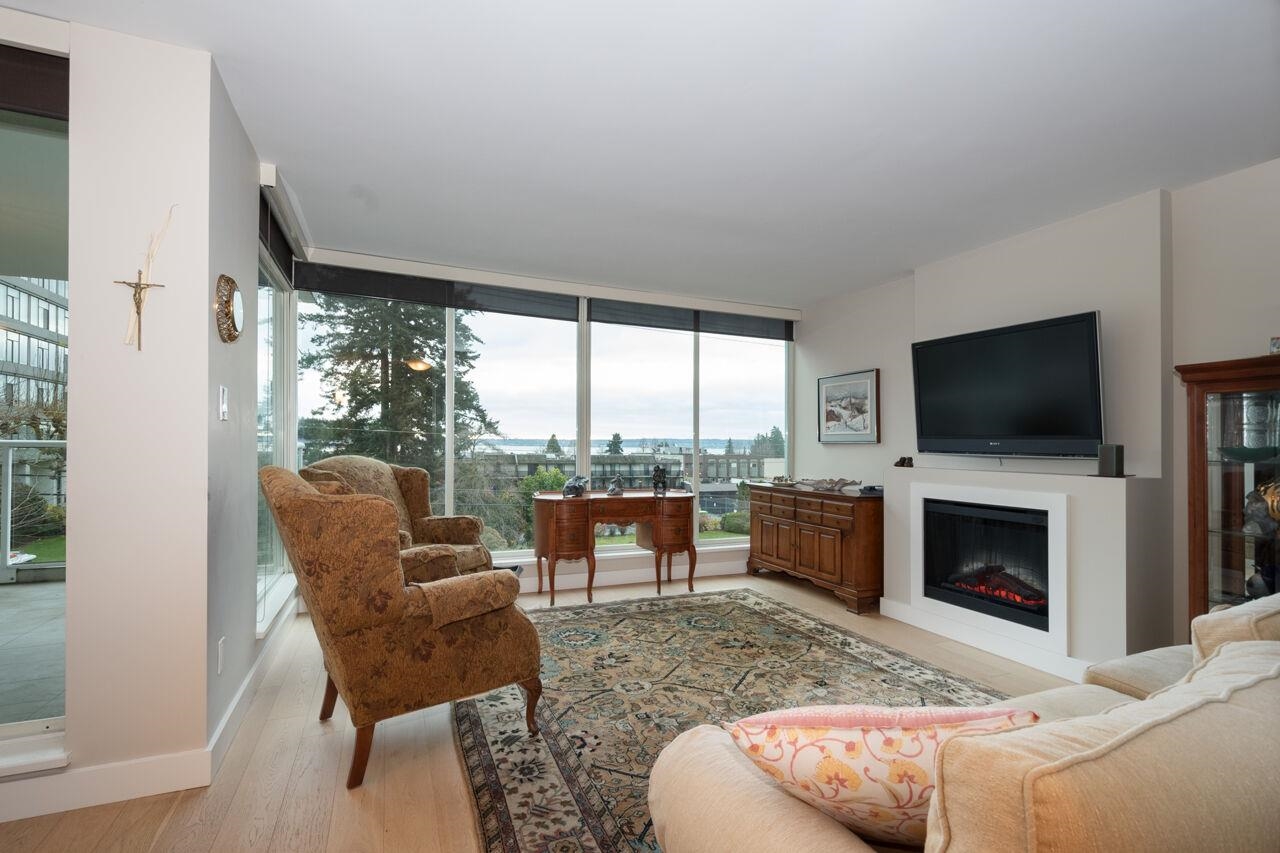 Listing image of 301 1455 DUCHESS AVENUE