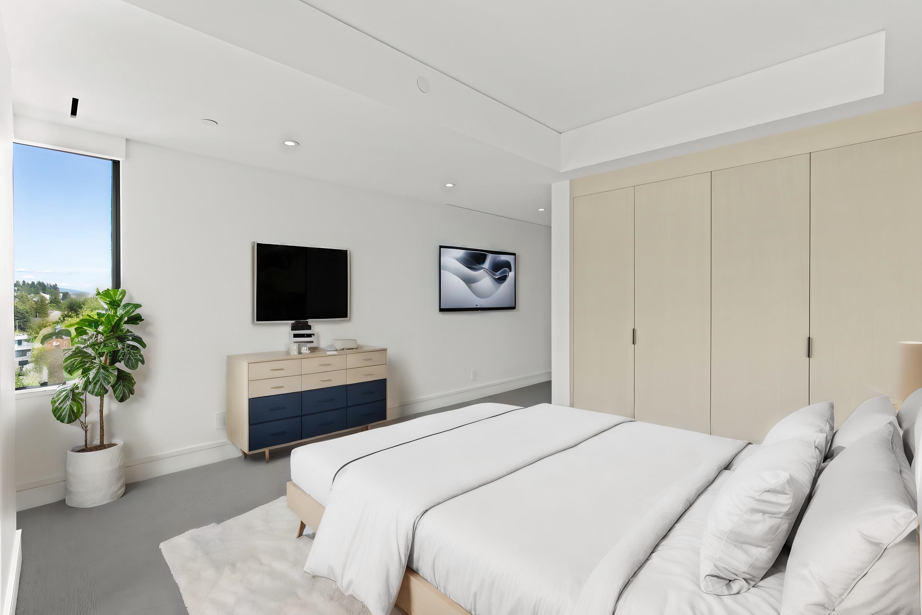 Listing image of 12 2250 BELLEVUE AVENUE