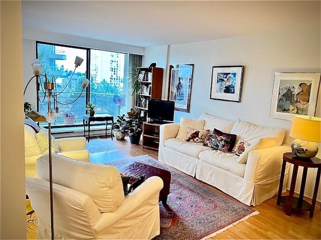 Listing image of 303 444 LONSDALE AVENUE