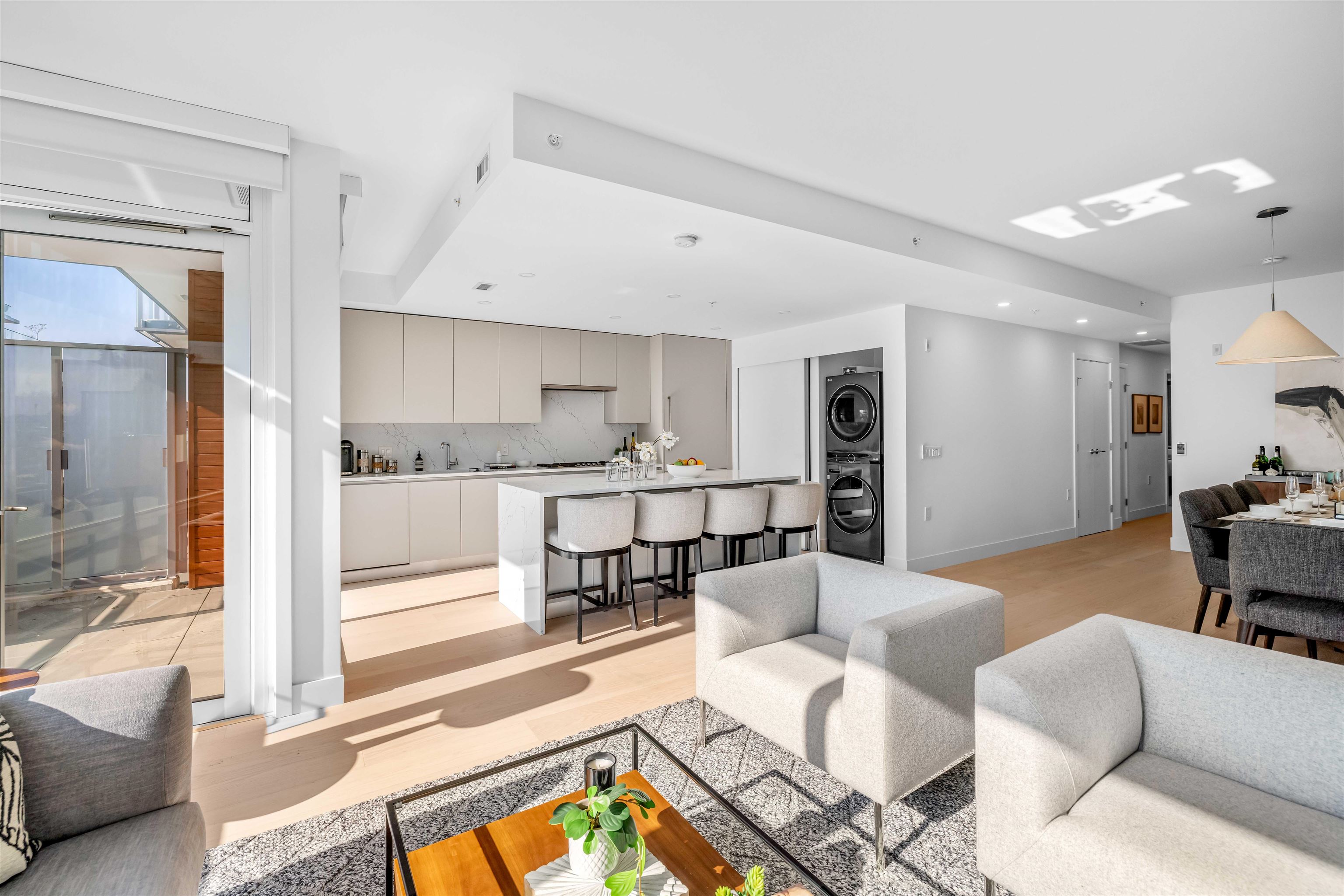 Listing image of 206 1331 MARINE DRIVE