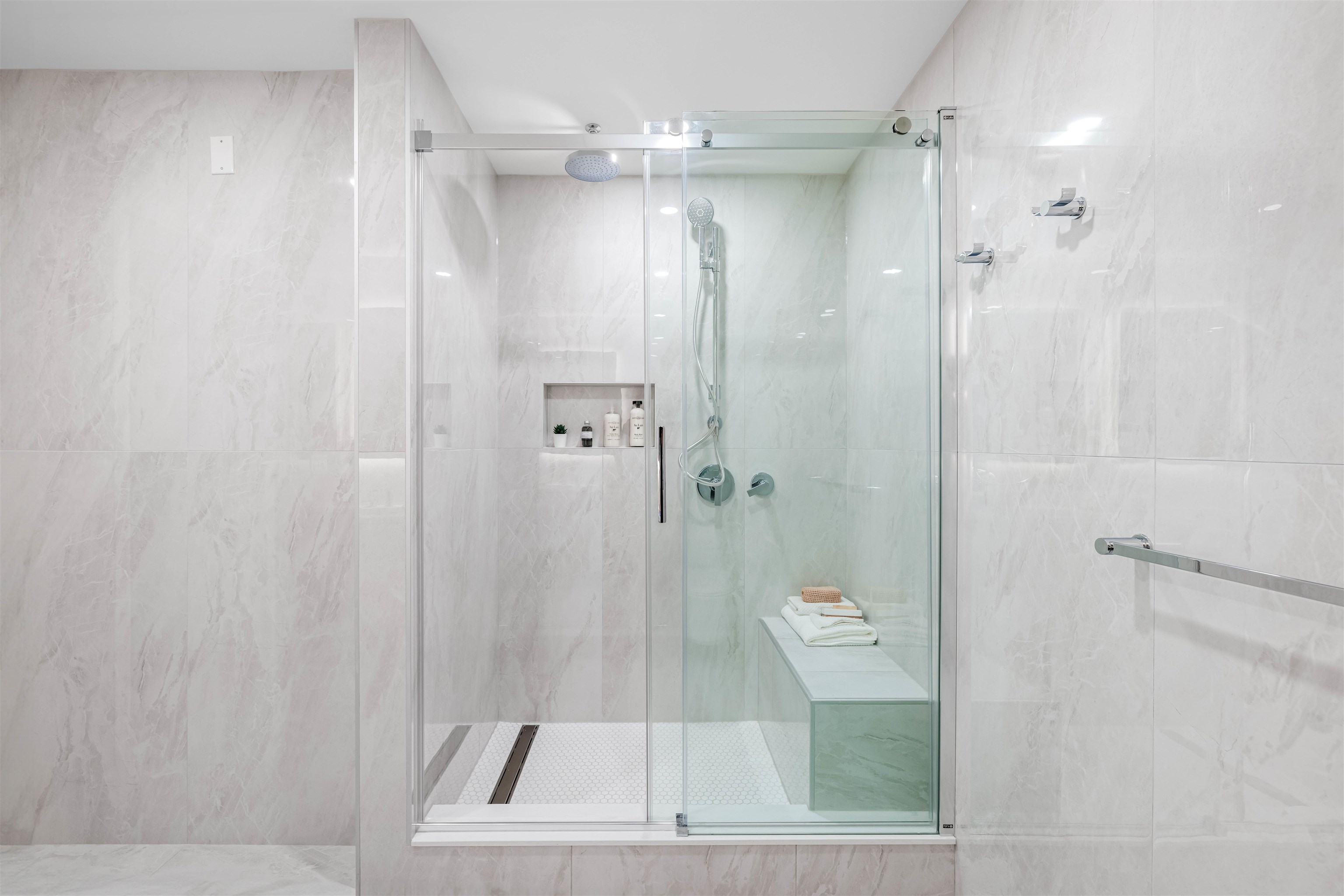 Listing image of 206 1331 MARINE DRIVE
