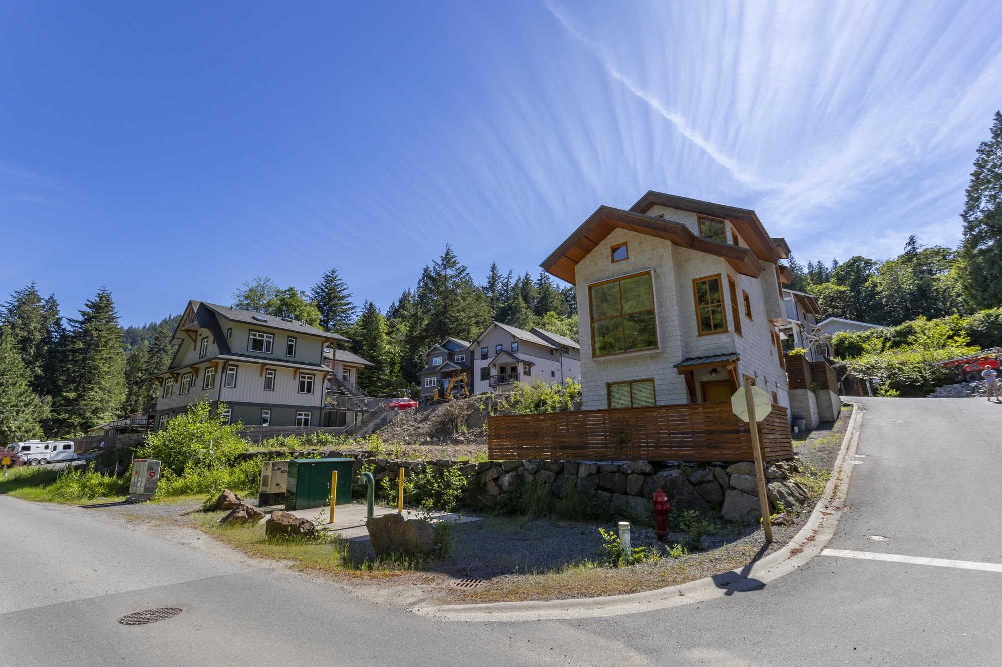 Listing image of 1088 FOXGLOVE LANE