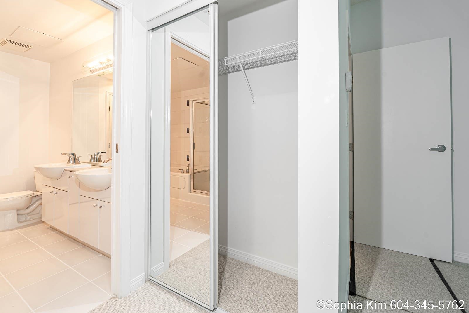 Listing image of 2004 188 E ESPLANADE