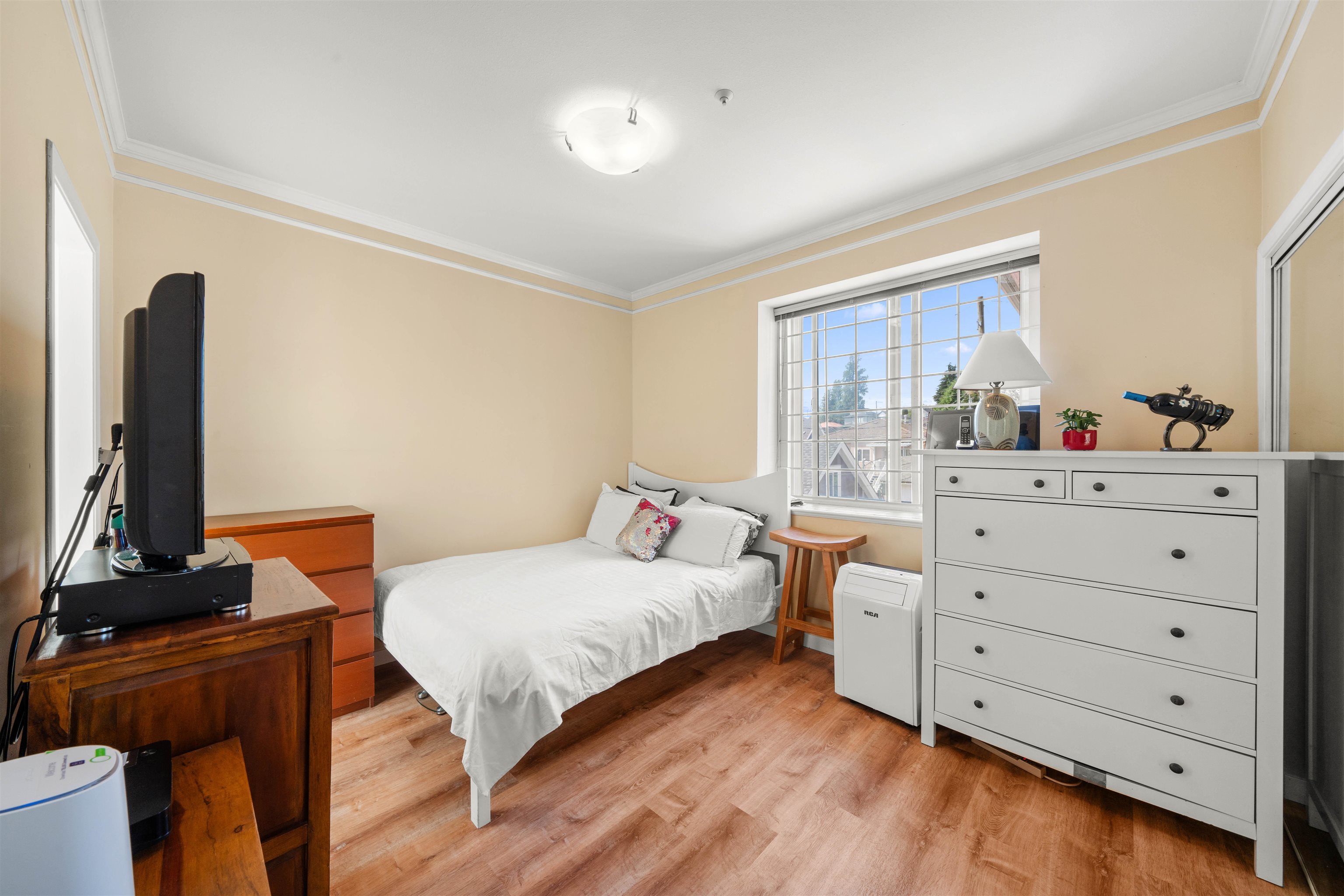 Listing image of 5323 DUMFRIES STREET