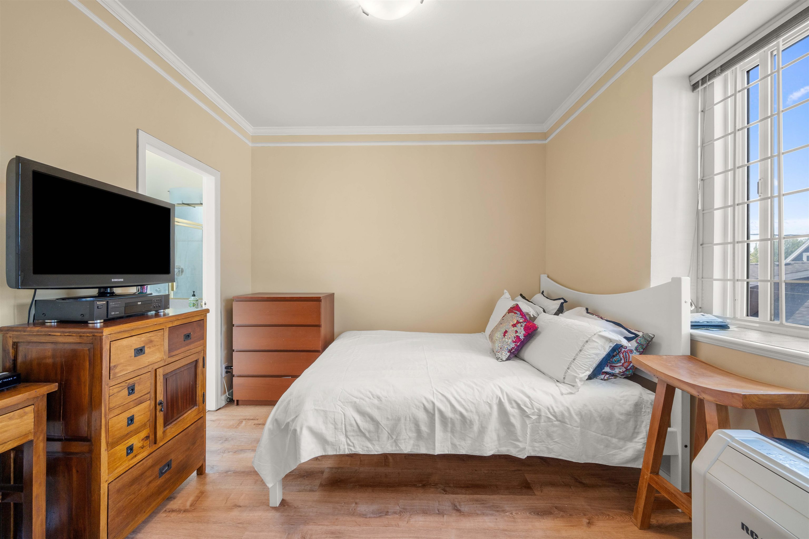 Listing image of 5323 DUMFRIES STREET