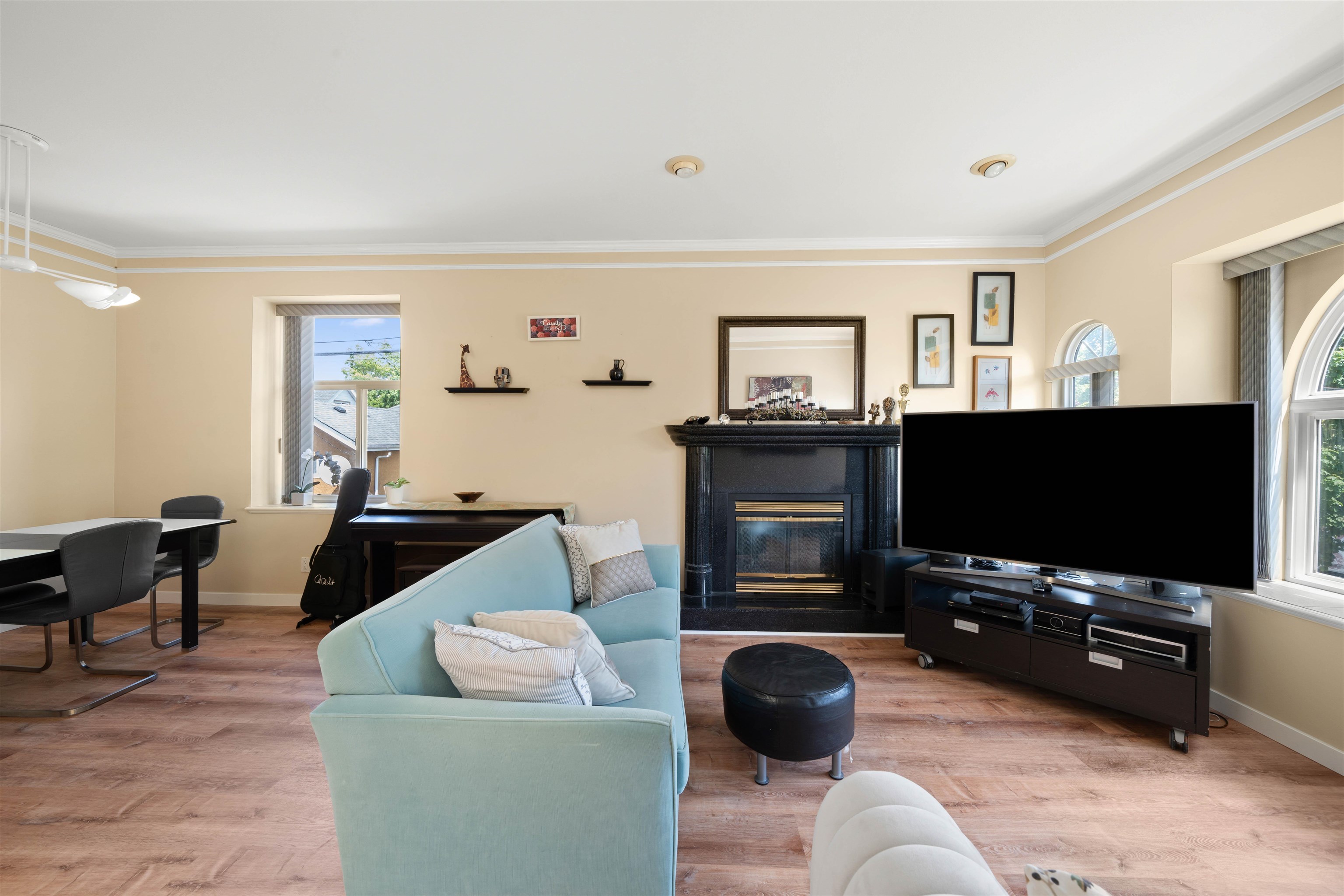 Listing image of 5323 DUMFRIES STREET