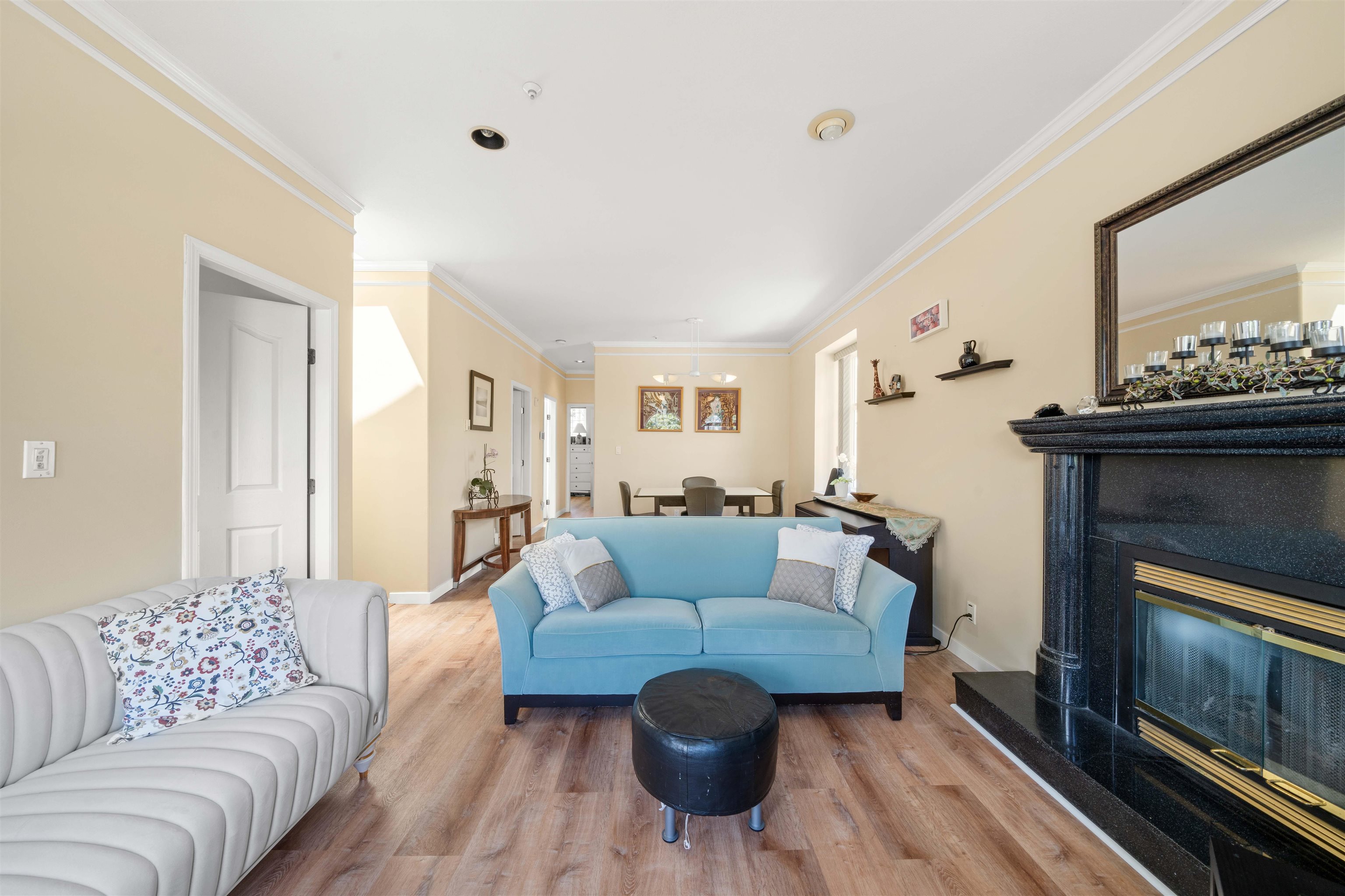Listing image of 5323 DUMFRIES STREET