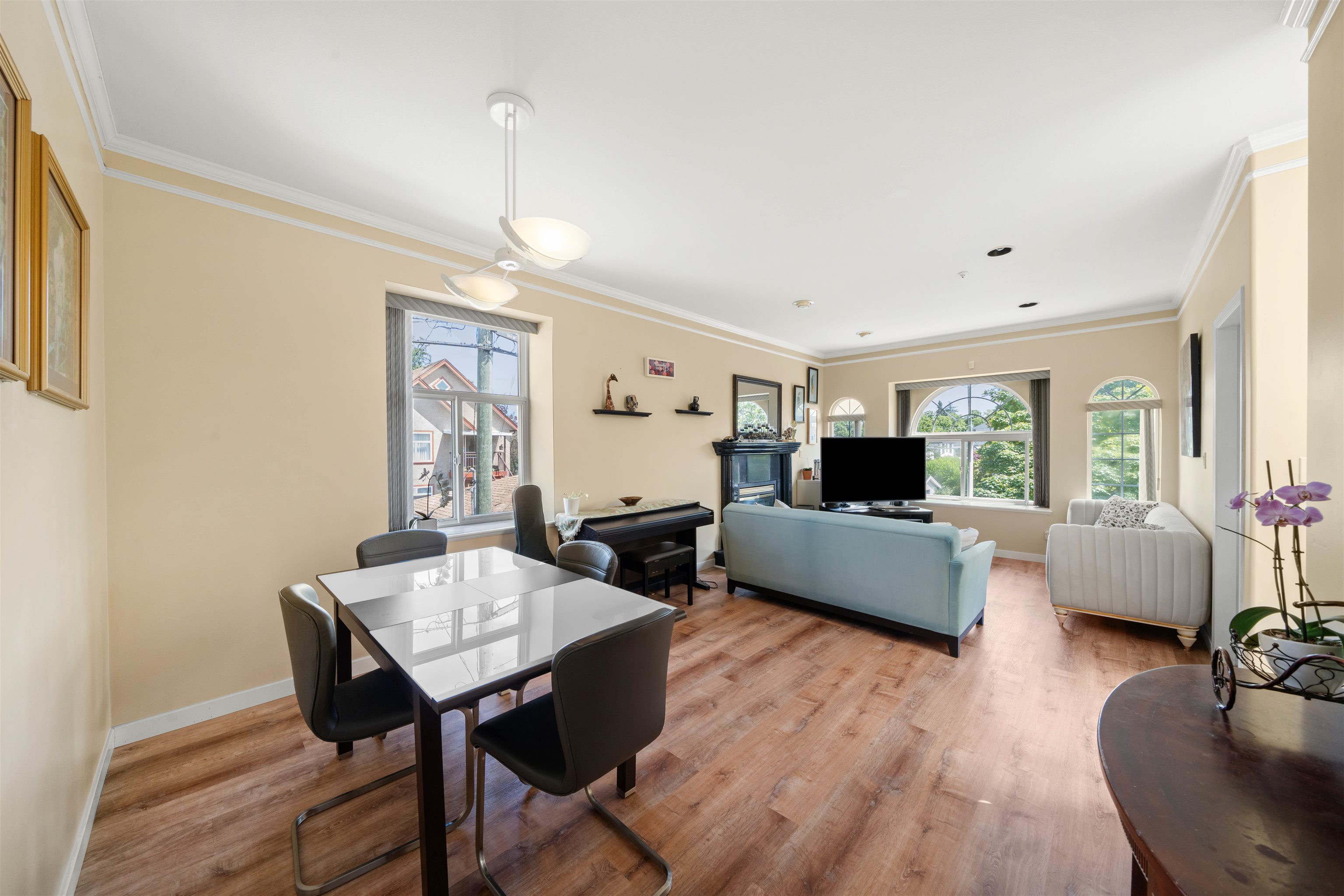 Listing image of 5323 DUMFRIES STREET