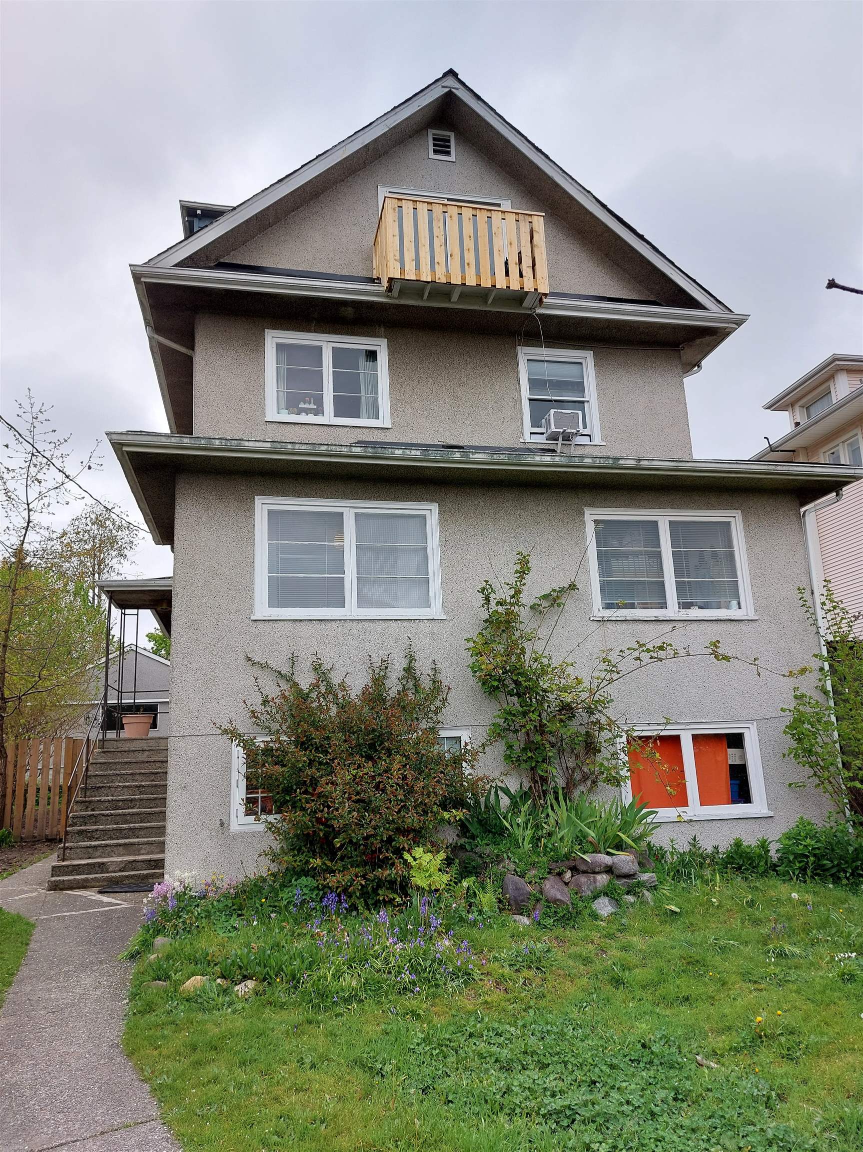 Listing image of 444 E 6TH STREET