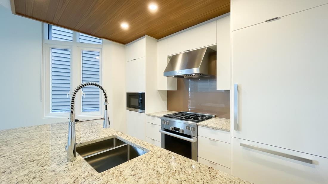 Listing image of 404 6699 NELSON AVENUE