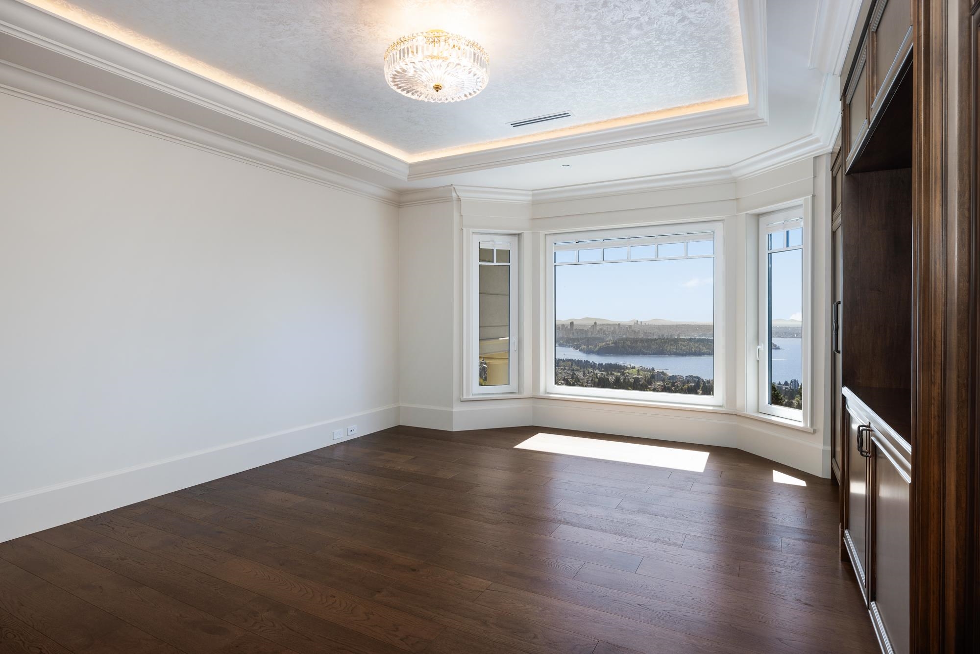 Listing image of 1365 WHITBY ROAD